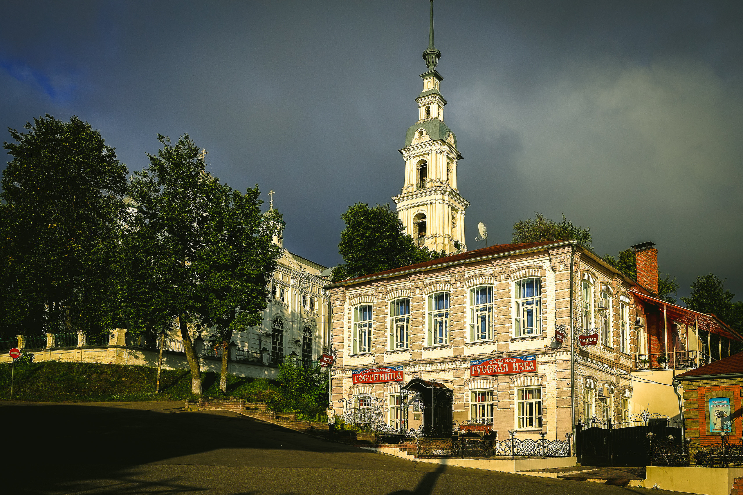 Кинешма, Волжский бульвар. Успенский собор и ресторан-гостиница «Русская изба»