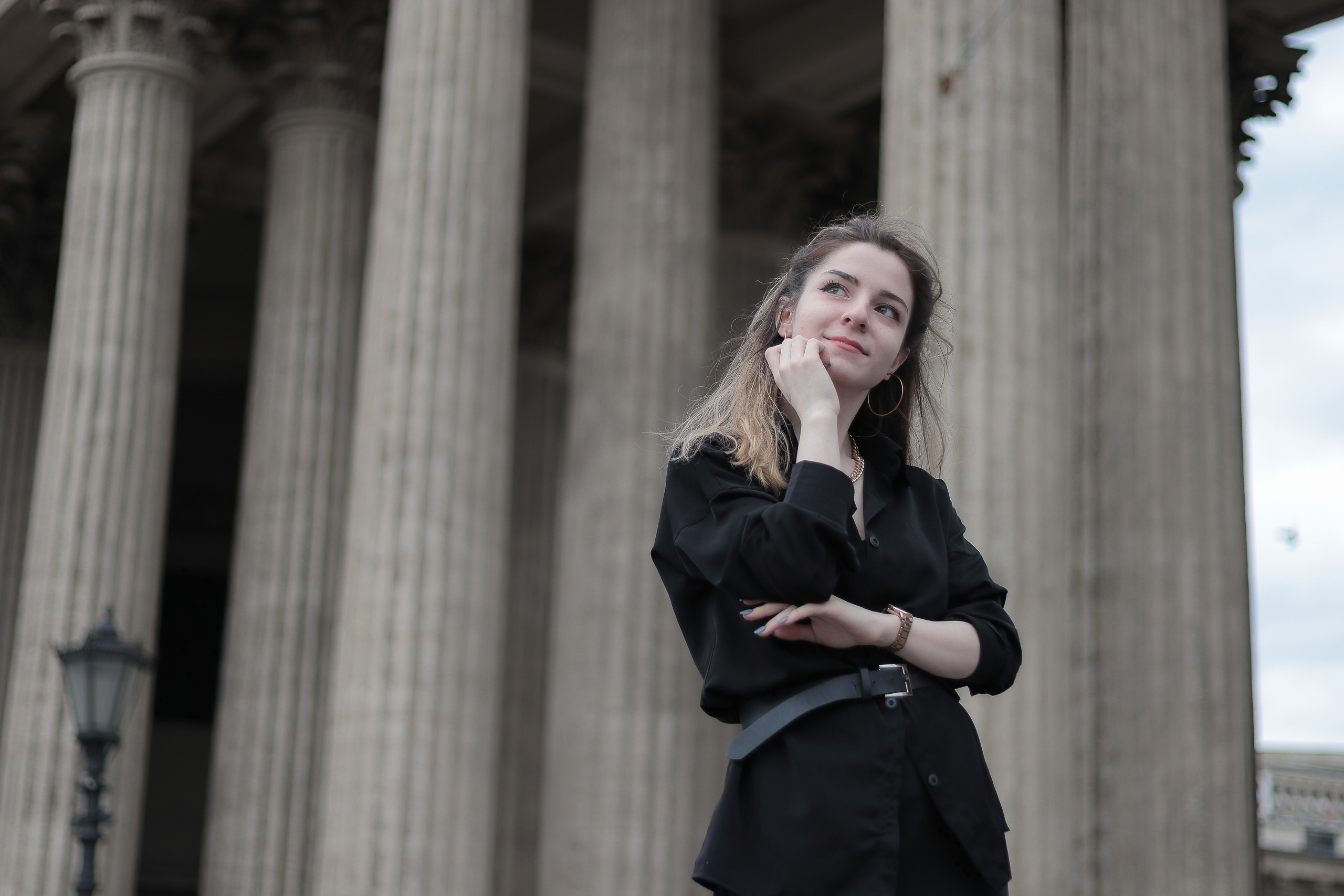 Черно-белый портрет девушки на фоне Казанского собора в Петербурге