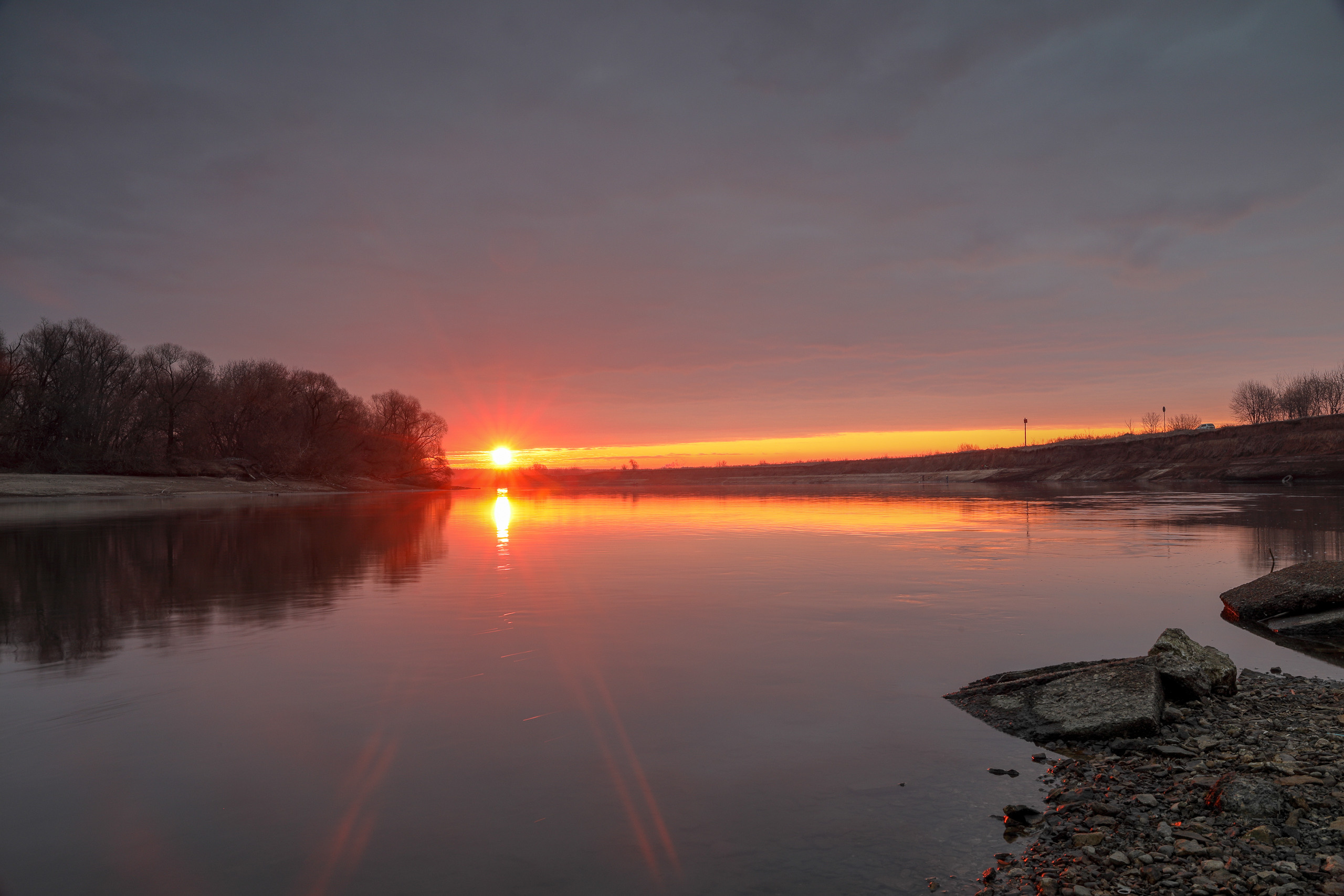Весенний рассвет на реке Москва