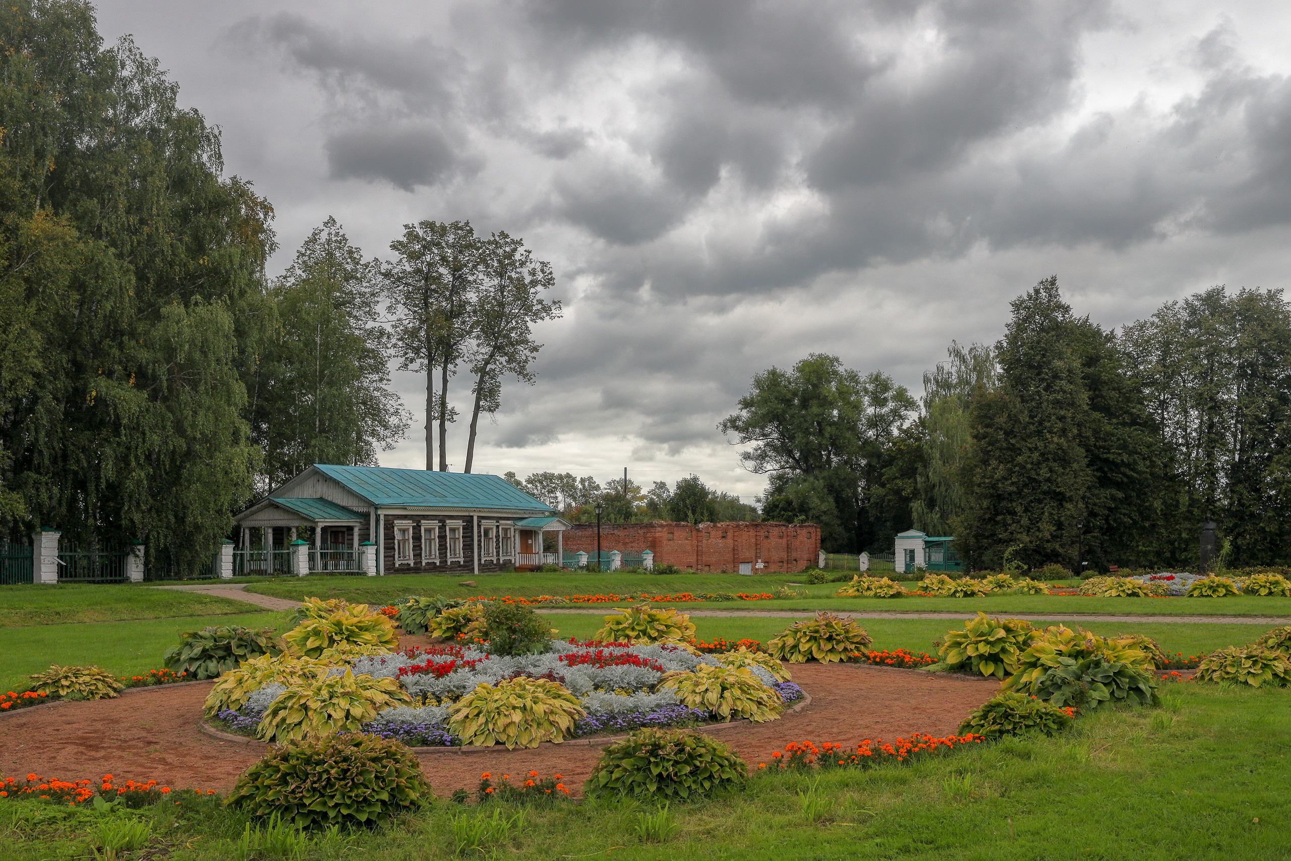 Зеленый домик и развалины винного склада усадьбы музея-заповедника Н. А. Некрасова . Ярославская область, село Карабиха
