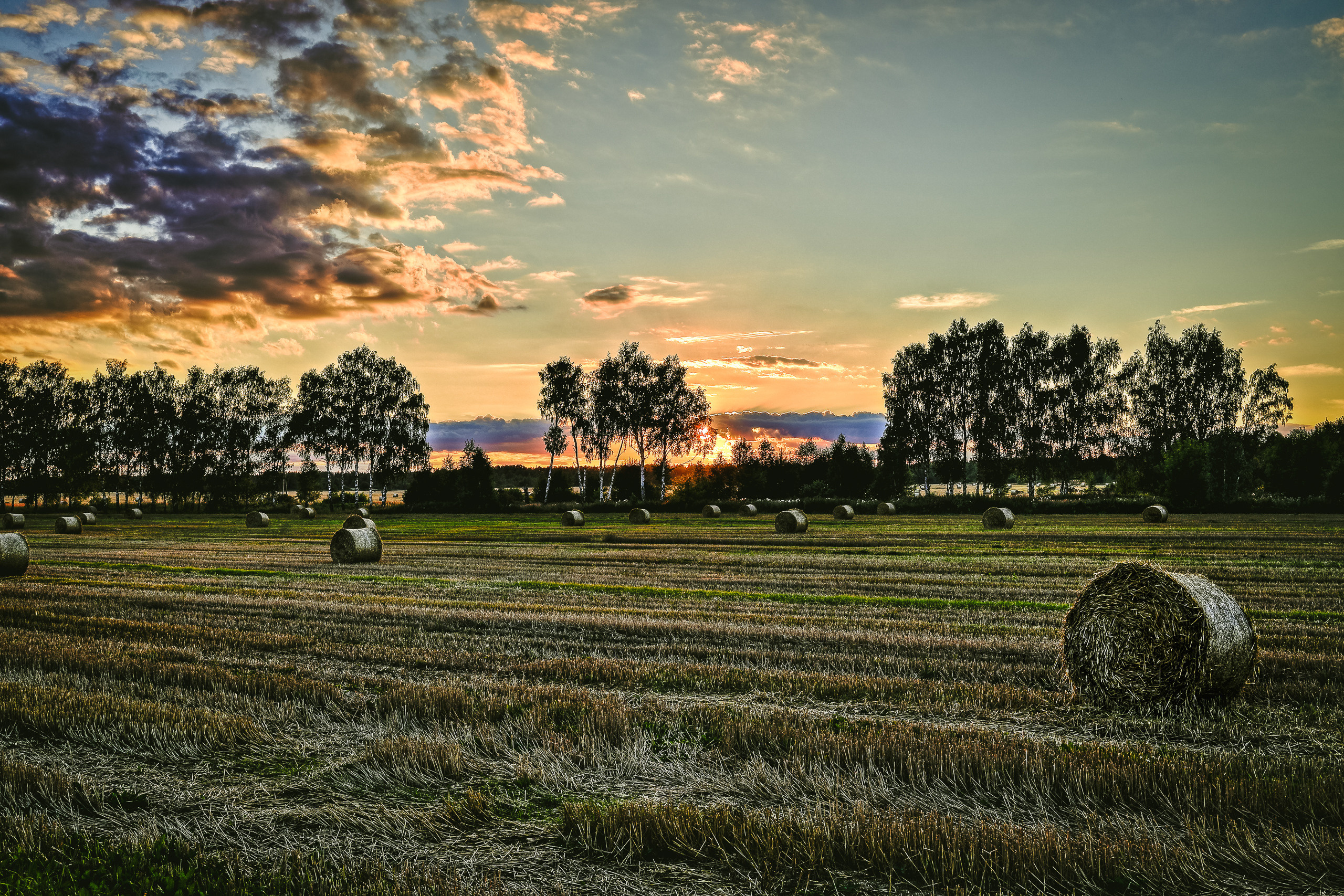 Стога сена в поле в конце уходящего лета на закате, Ивановская область