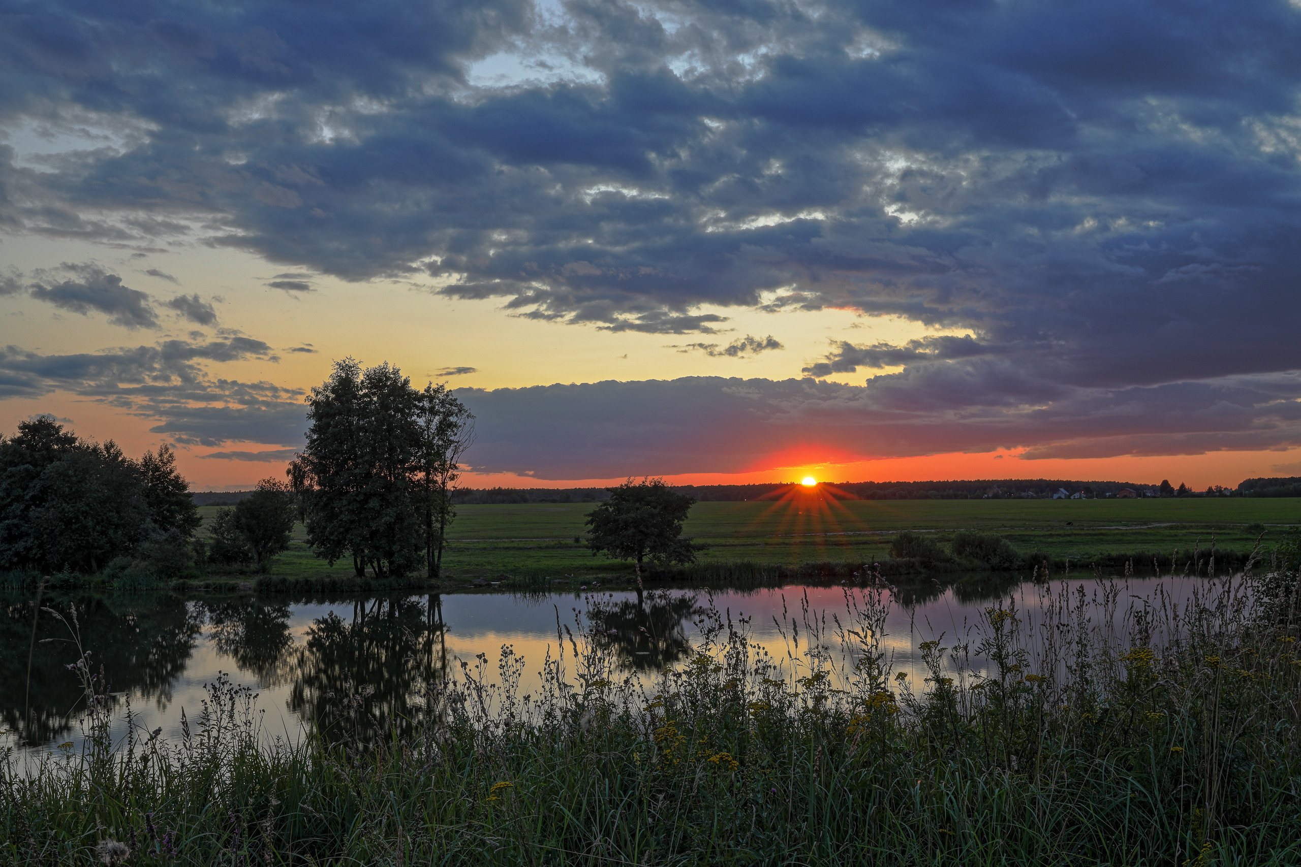 Солнце садится за горизонт на реке Жданка