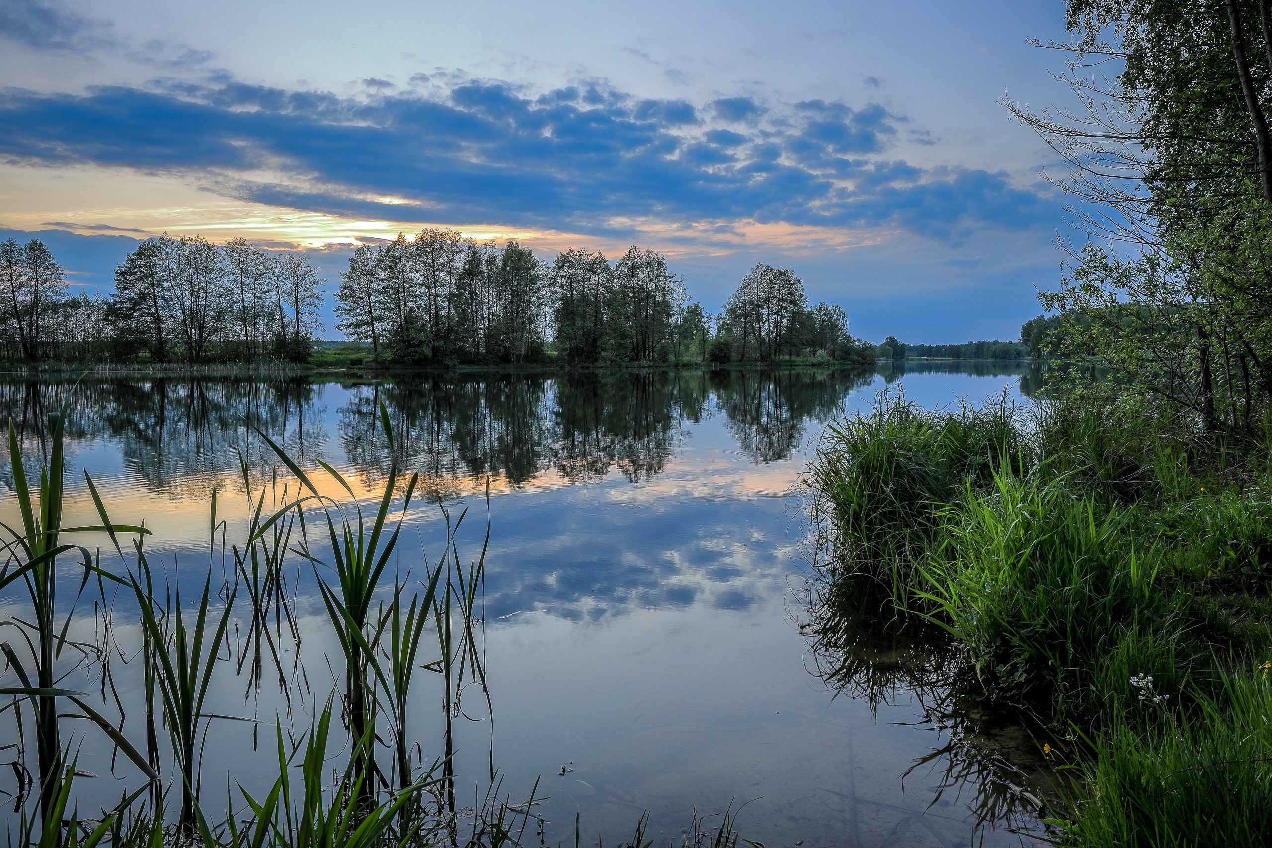 Тихий теплый вечер на реке Жданка в конце мая