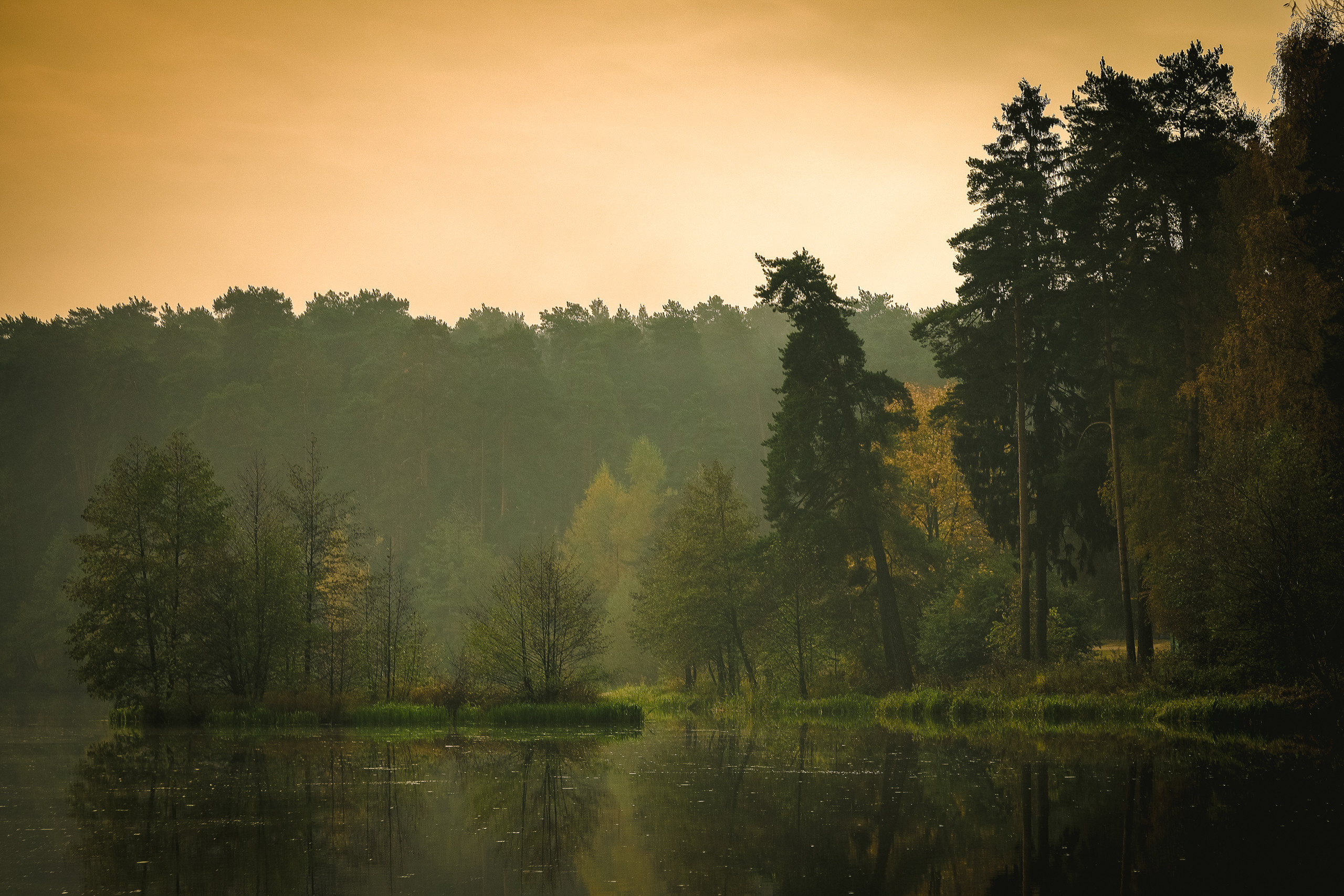 Осеннее озеро Кратово в рассветной дымке