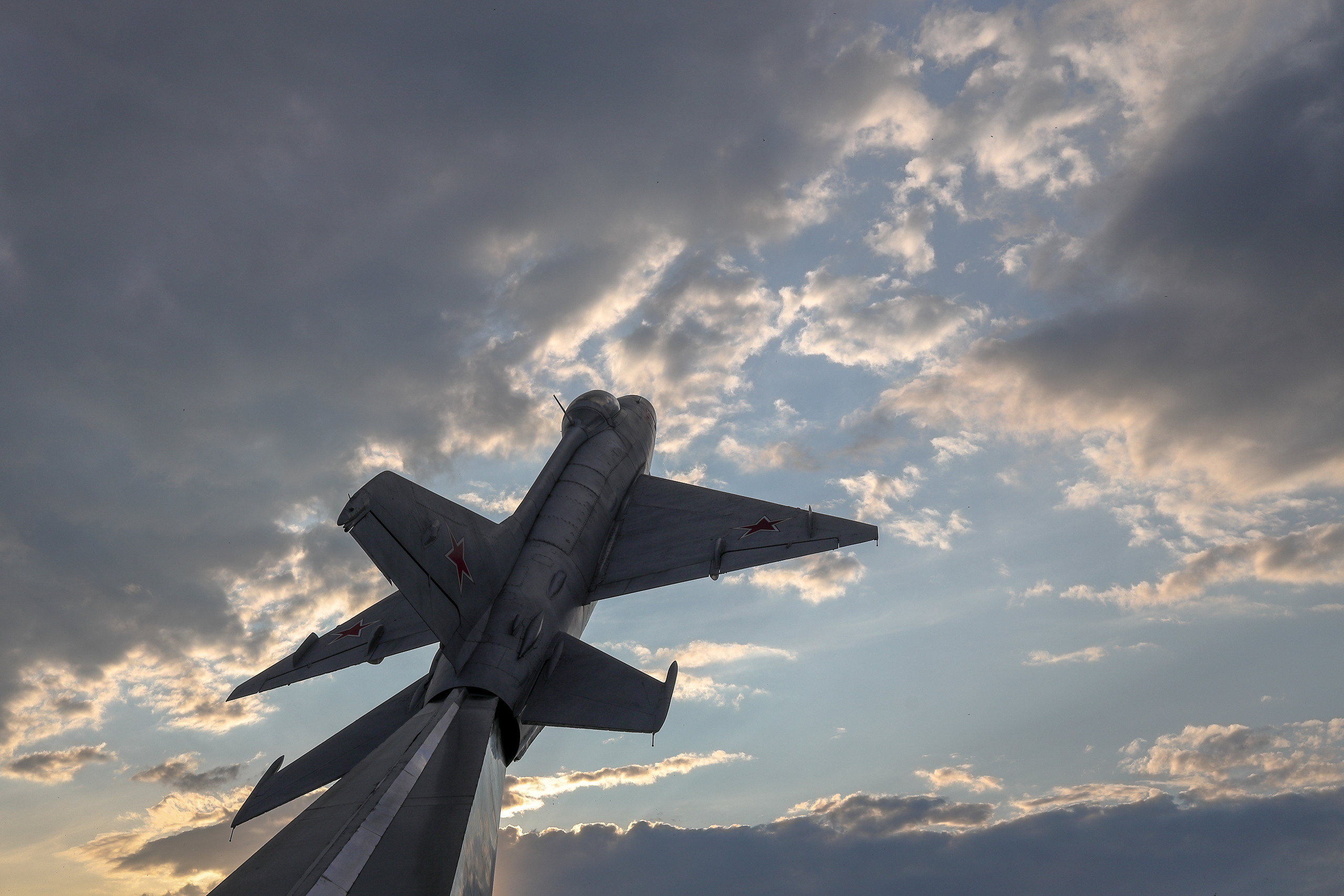 На постаменте истребитель МИГ-21 в г. Жуковском