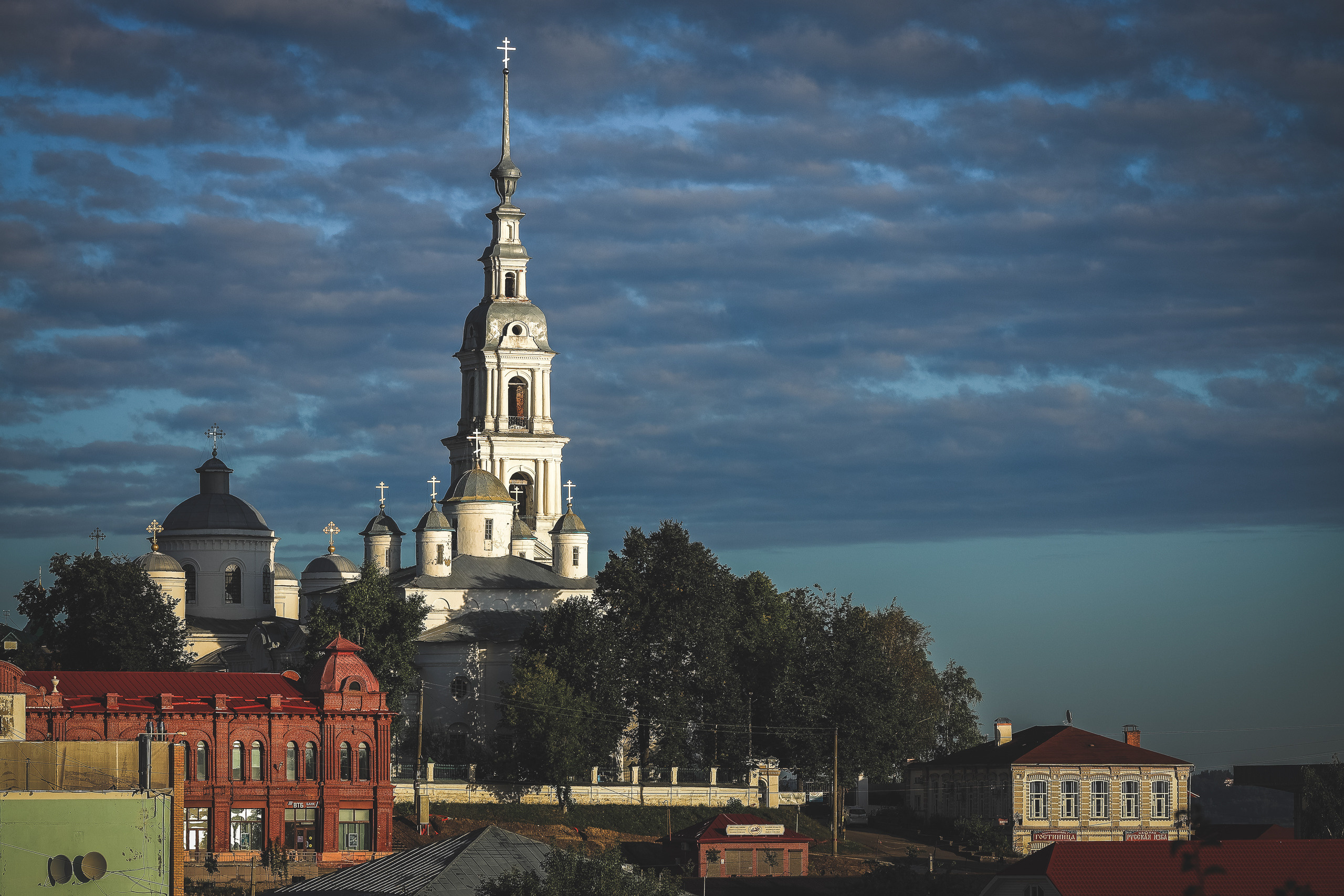 Кинешма. Вид на Успенский и Троицкий соборы, Красные торговые ряды и ресторан-гостиницу «Русская изба»