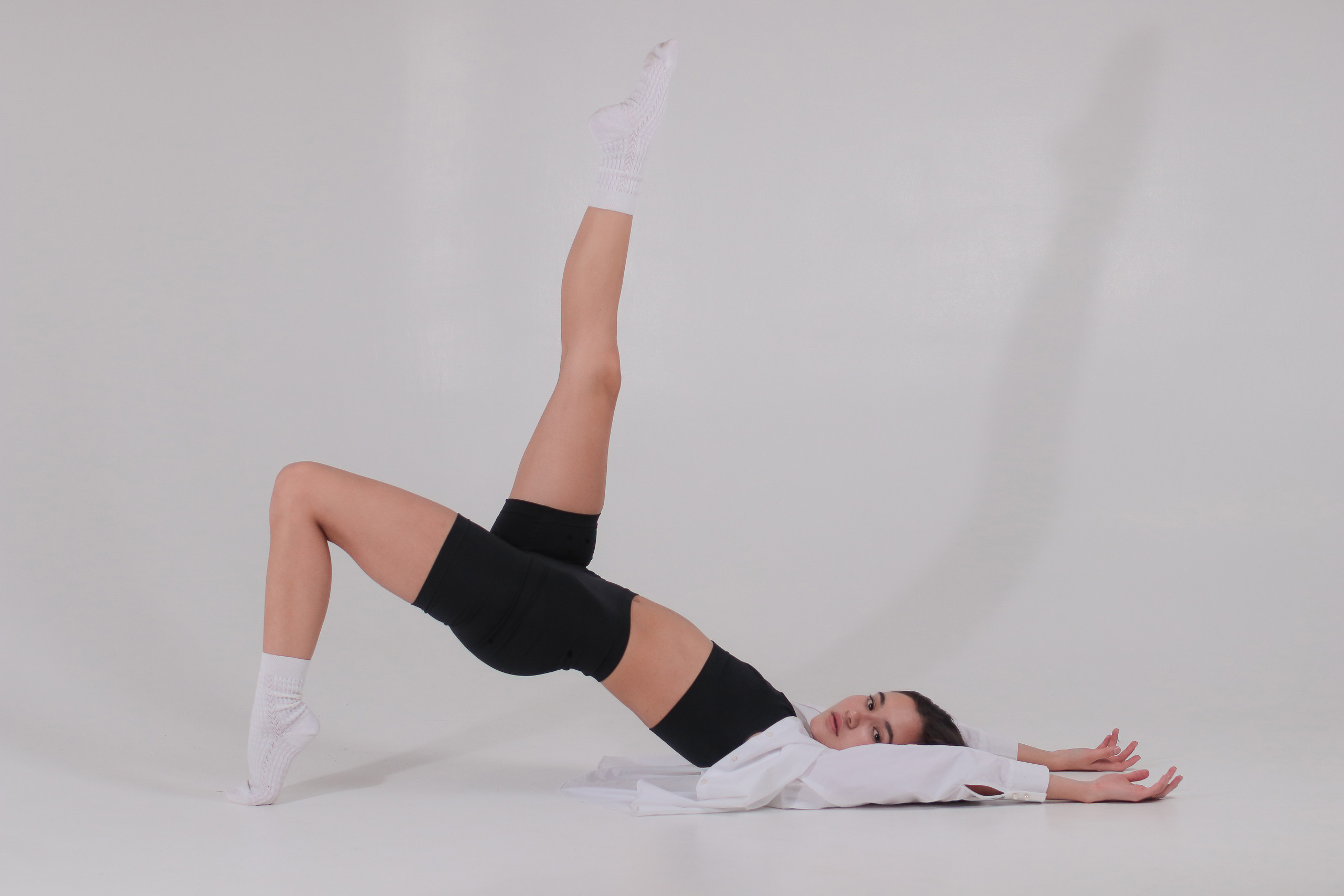 Красивая фотография девушки модели в спортивном образе