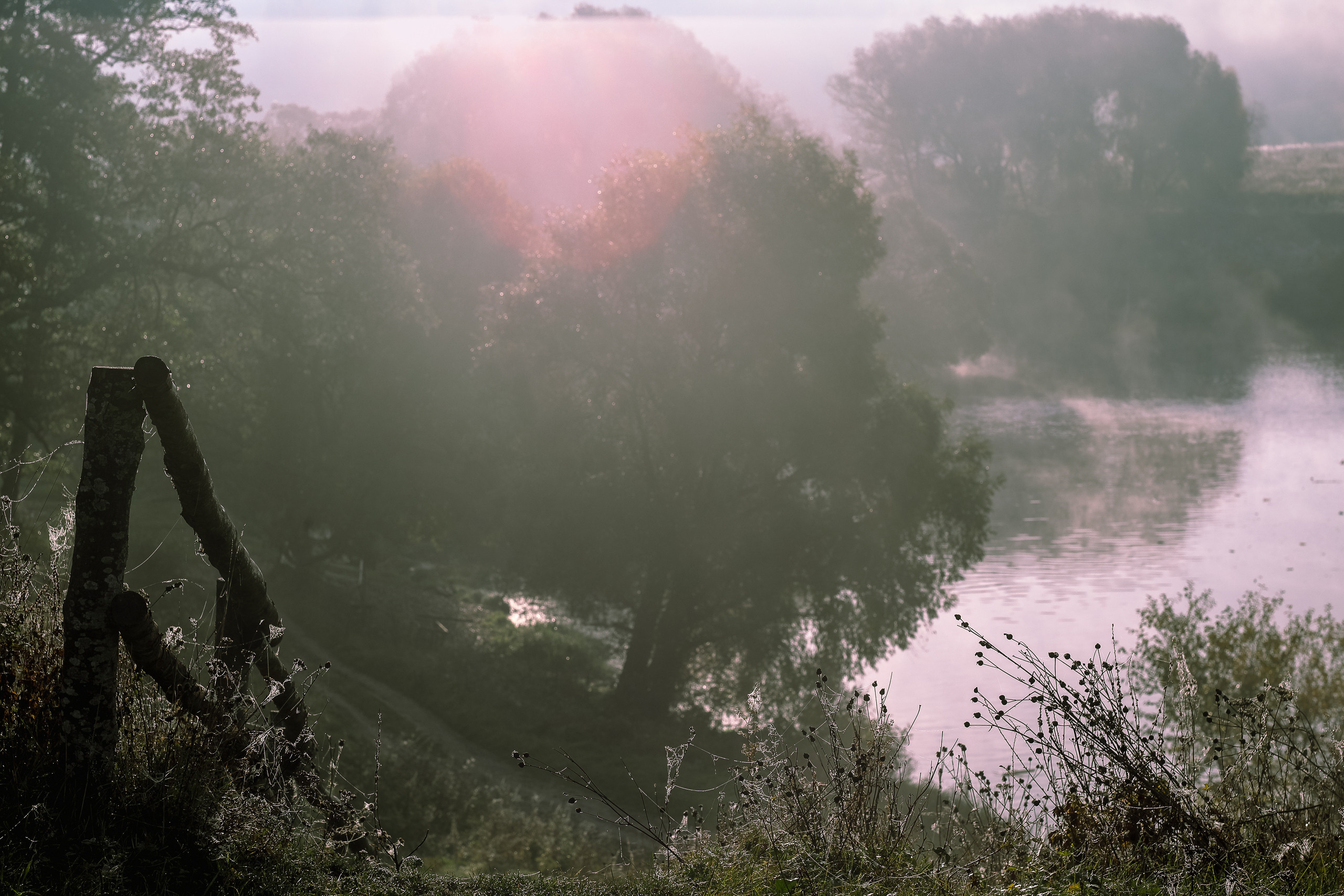 Осенний деревенский пейзаж на рассвете
