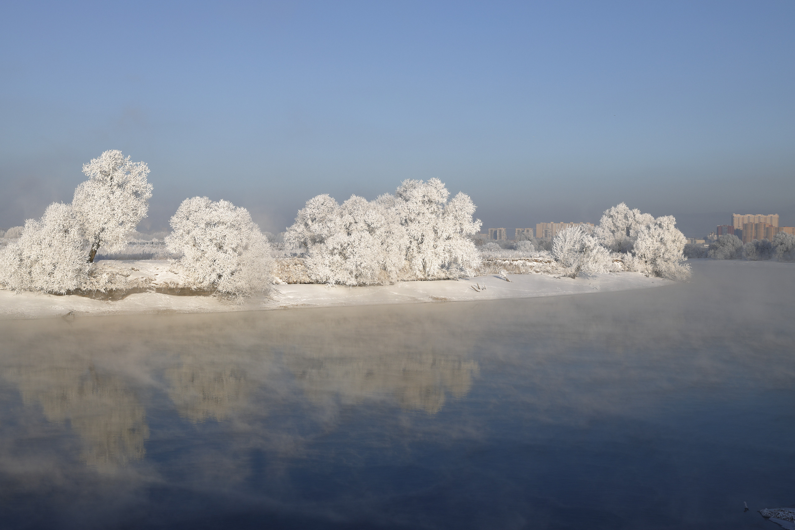 В морозном инее река Москва с видом на город Жуковский