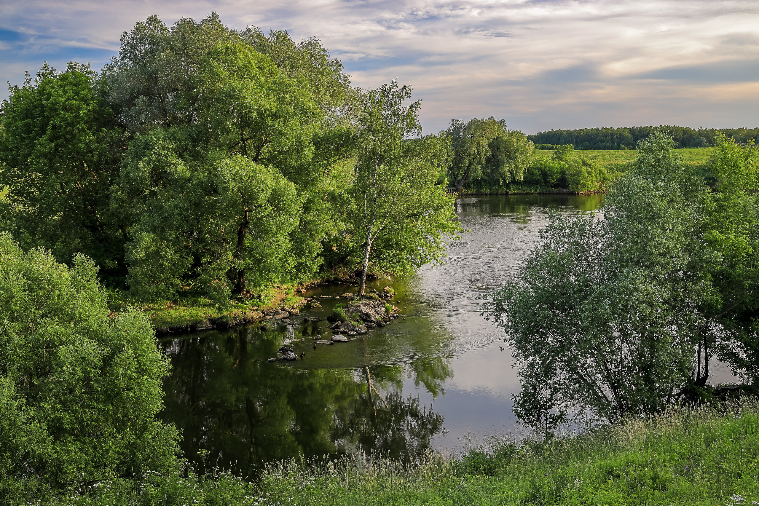 Перекат на реке Пахра летом
