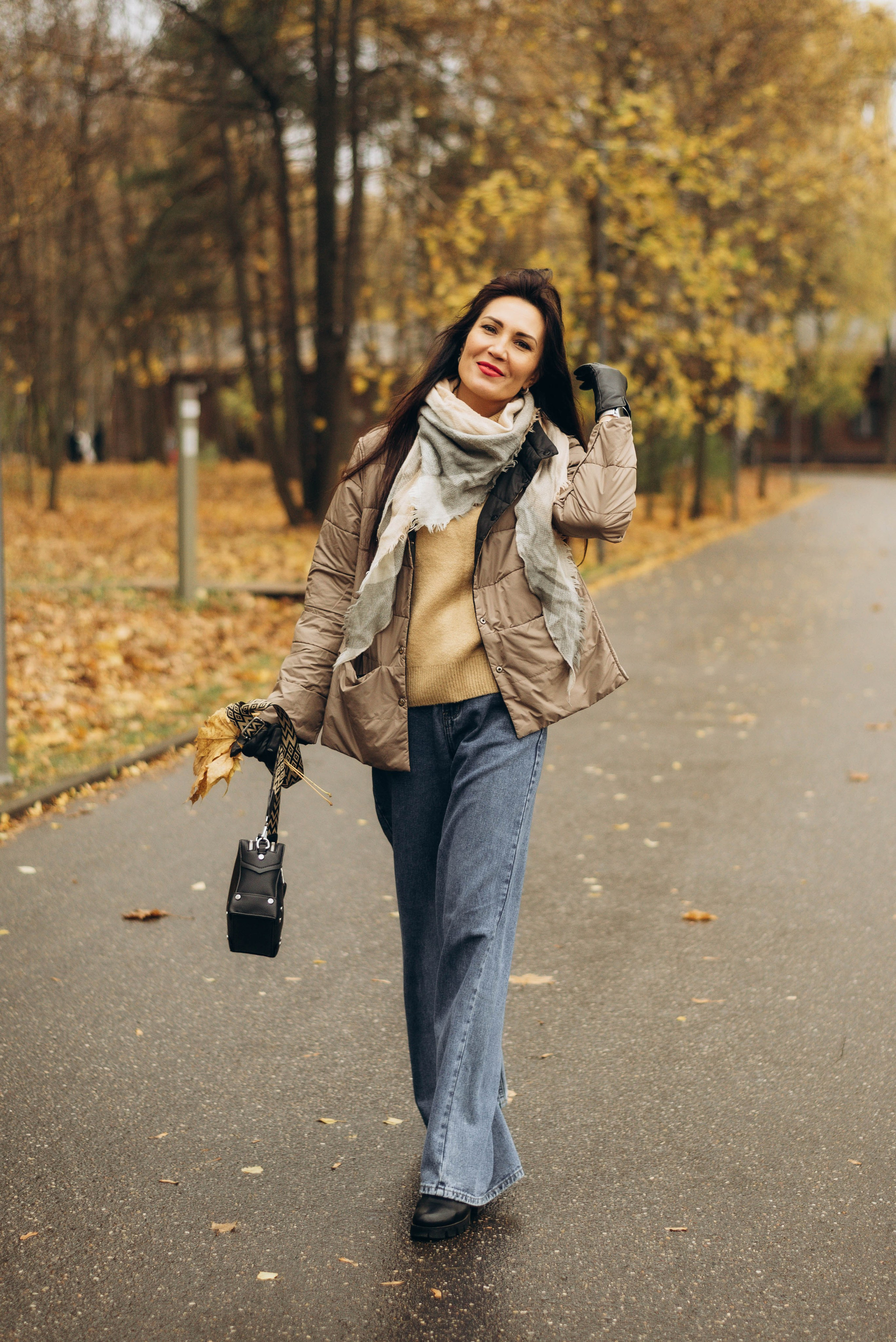 Прогулочная фотоссесия для девушки в парке. Семейный фотограф в Железнодорожном Масаева Елена