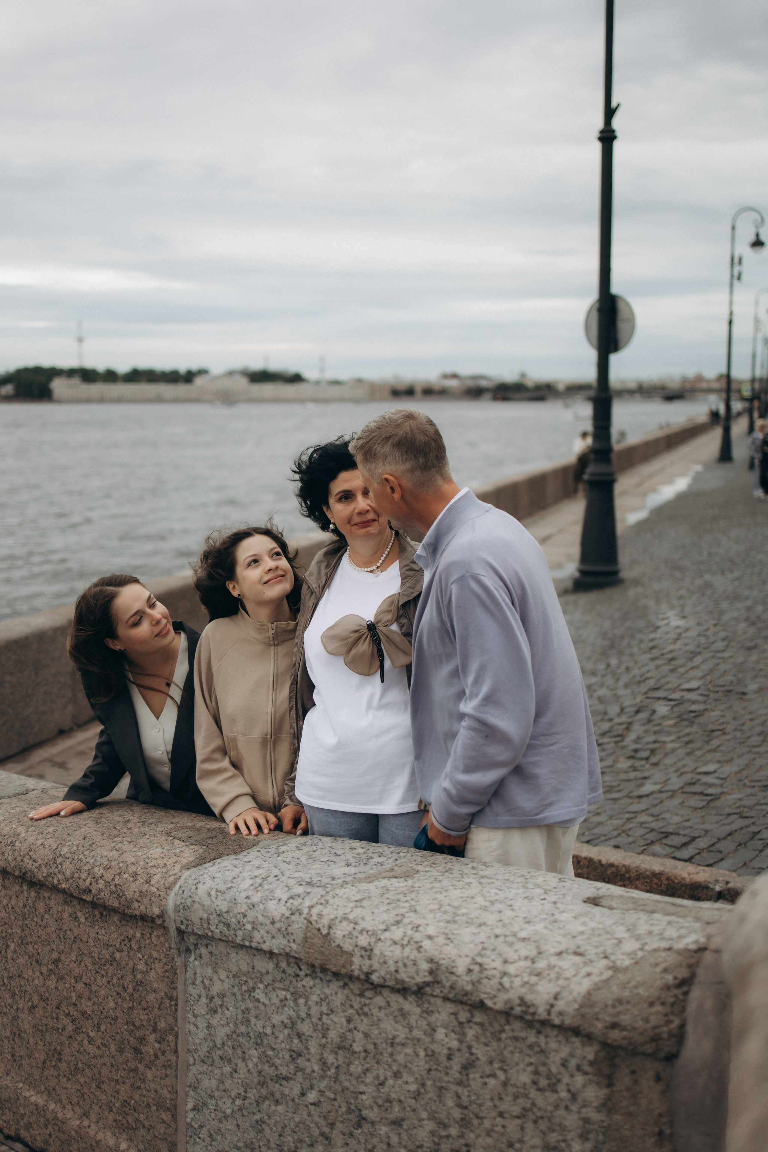 Моника, Мишель, Юлия, Дмитрий и песик Беня. Семейный, домашний, ньюборн фотограф Москва Цветкова Елизавета