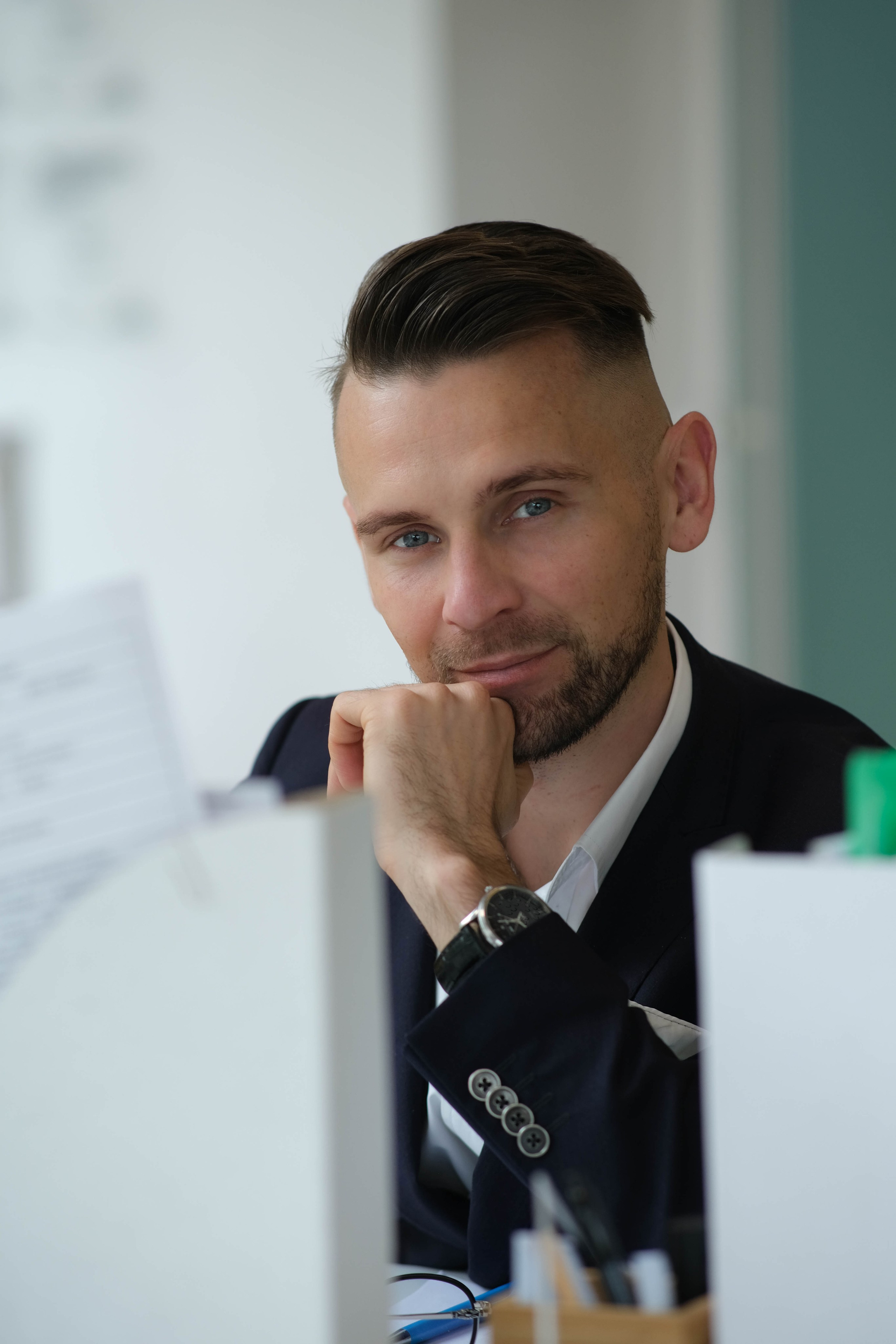 Съемка на визитки сотрудников агенства недвижимости + лайф фото. Главная