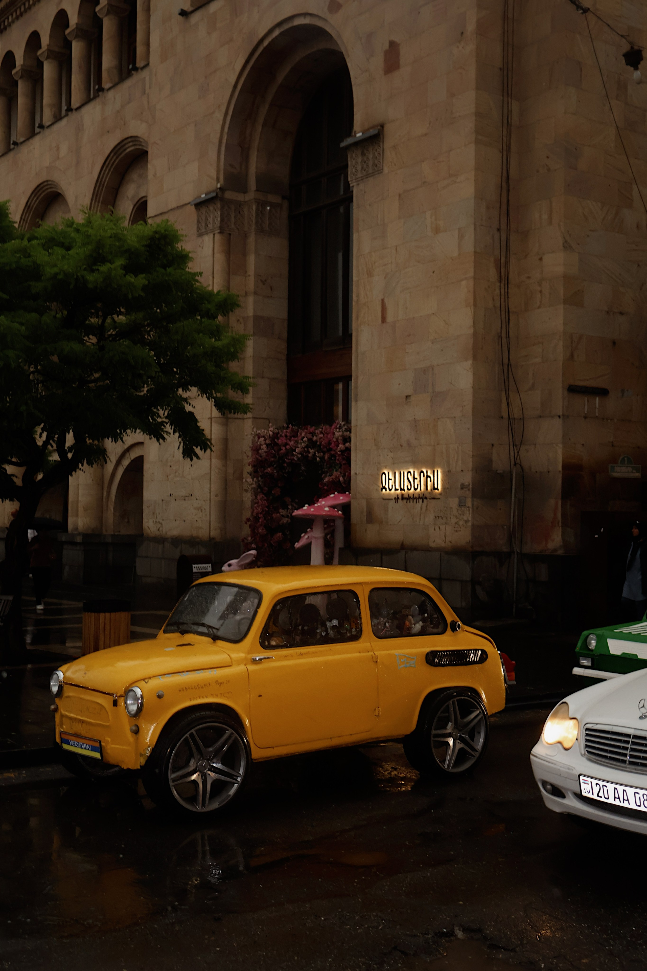 YEREVAN. Элиз — фотограф в Москве. Снимаю людей, архитектуру, город, животных и создаю визуальный контент для брендов