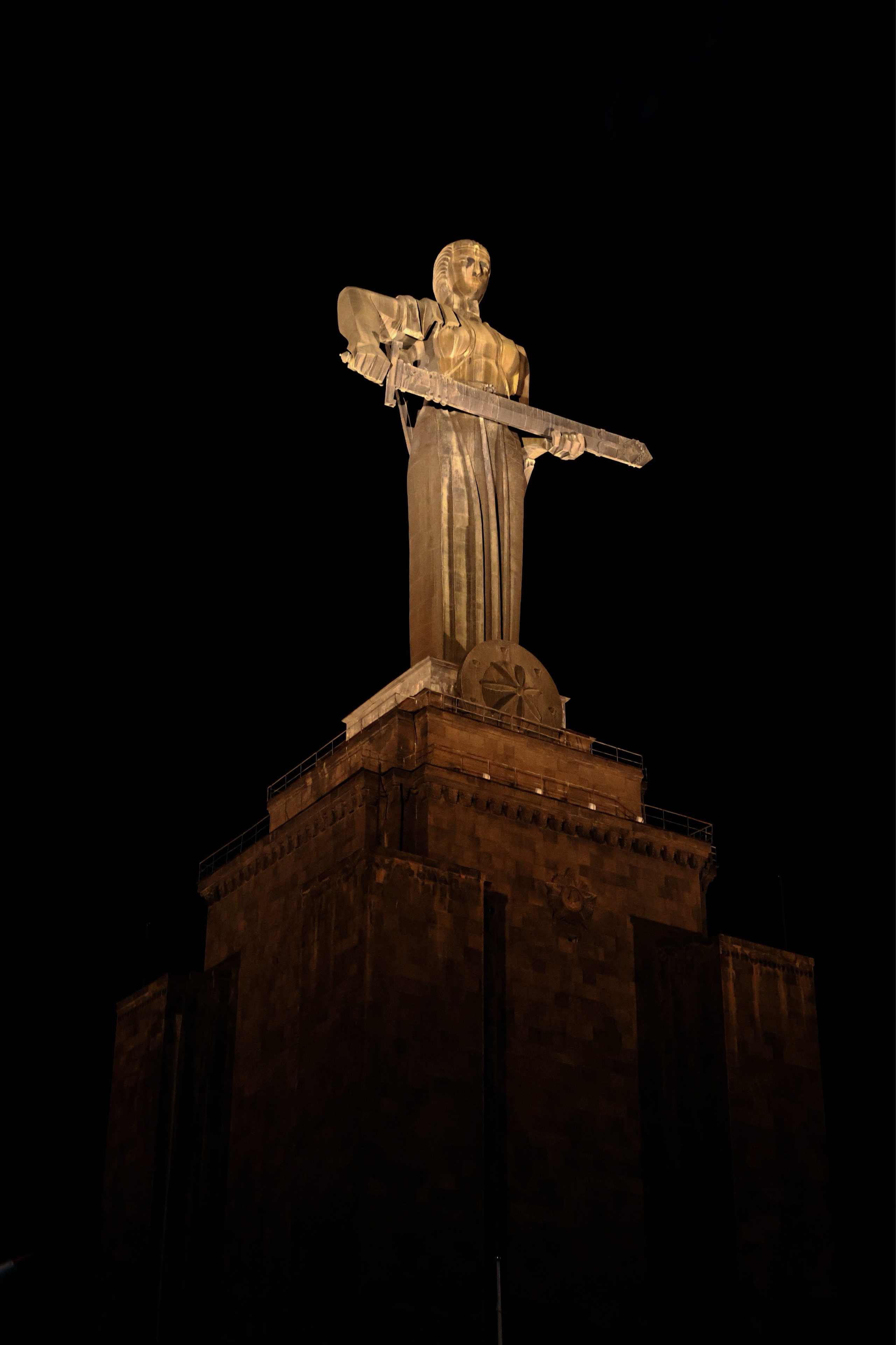YEREVAN. Элиз — фотограф в Москве. Снимаю людей, архитектуру, город, животных и создаю визуальный контент для брендов