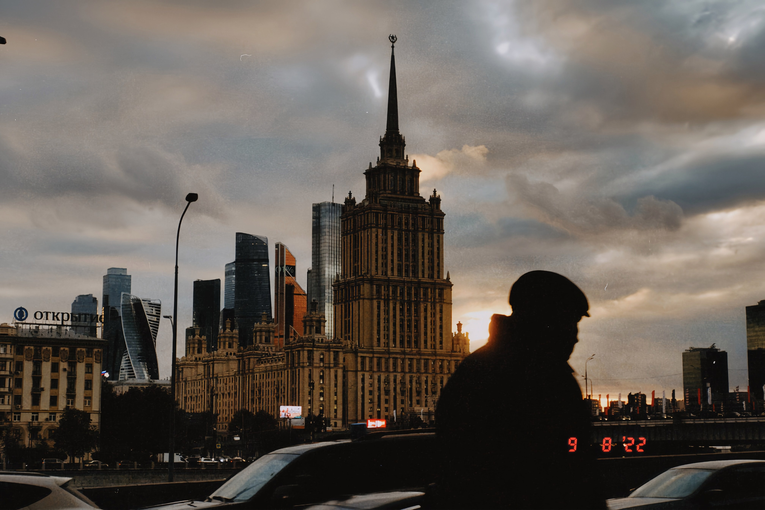 SPACE. Элиз — фотограф в Москве. Снимаю людей, архитектуру, город, животных и создаю визуальный контент для брендов