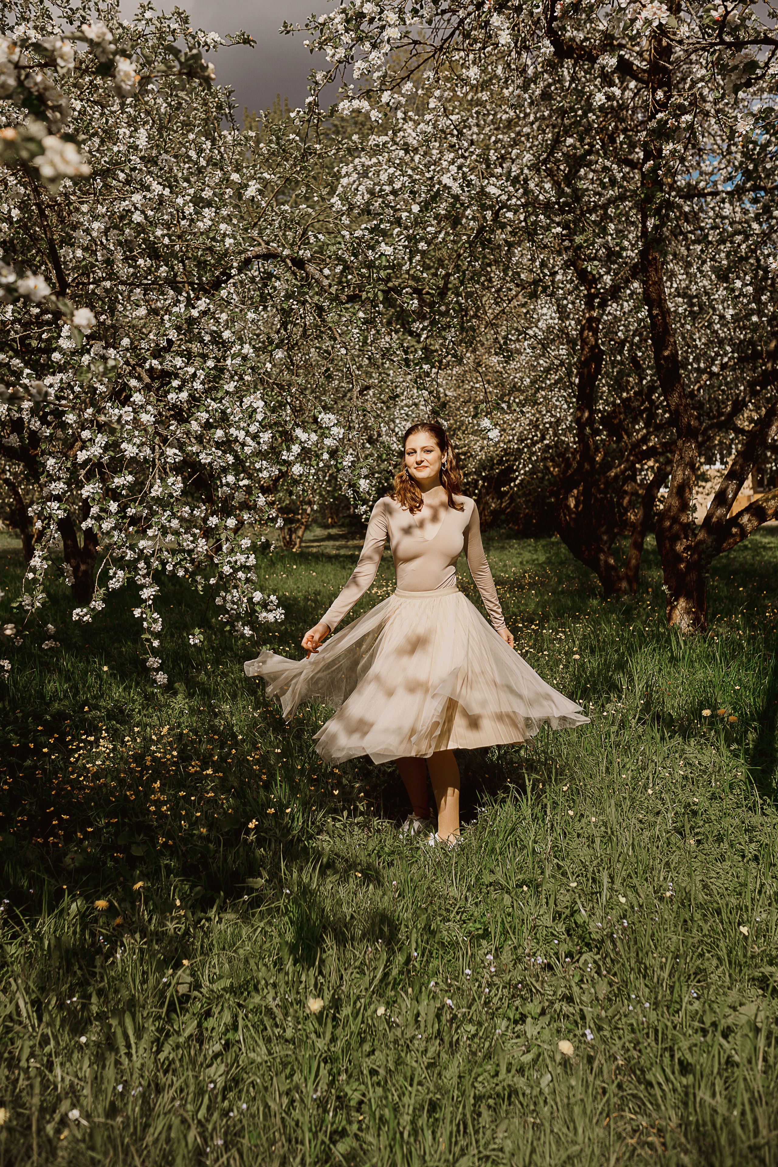 Женская фотосессия в цветущем саду. Семейный и женский фотограф в Москве Надежда Воробьева