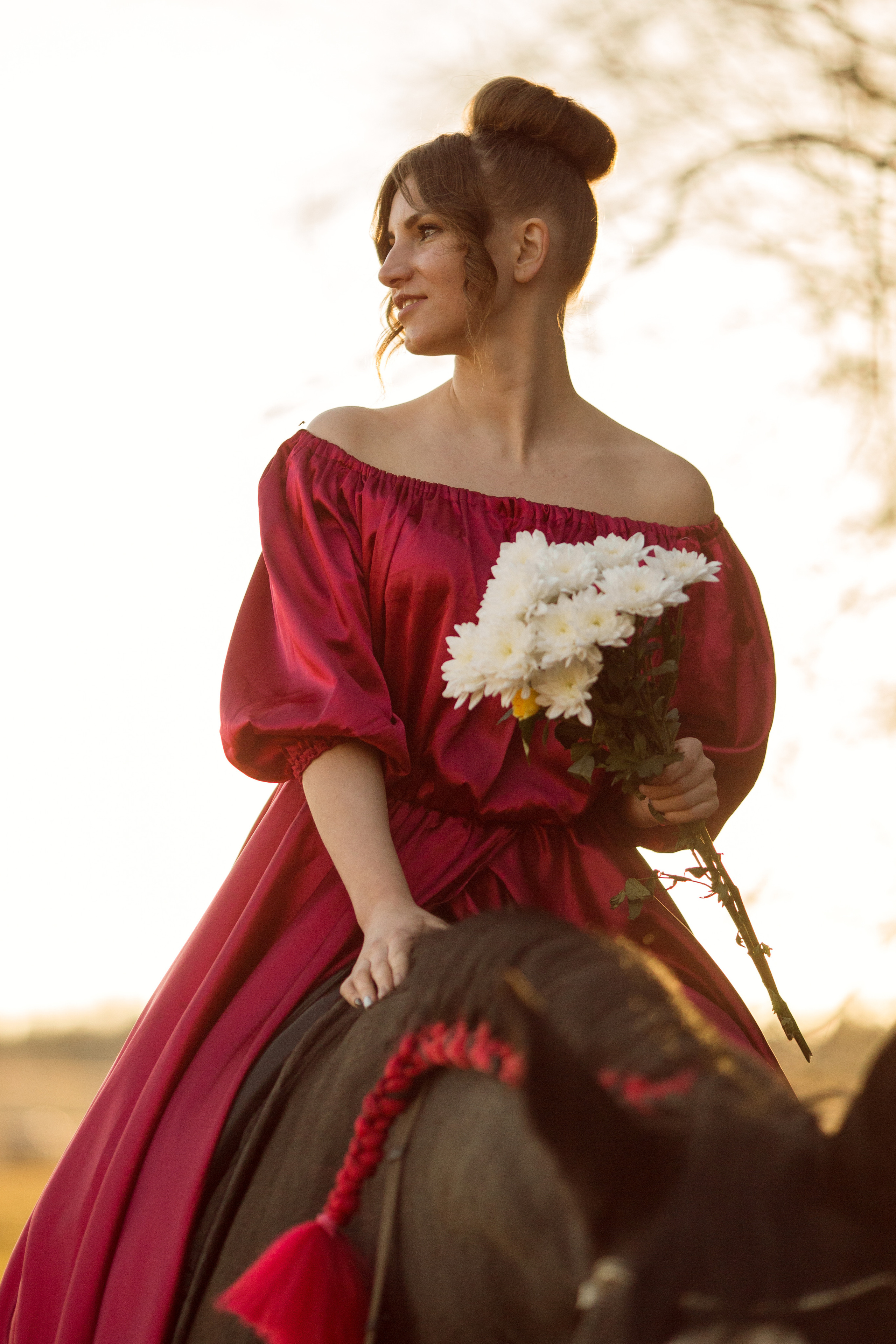 Фотосессия в платье и с цветами с лошадью