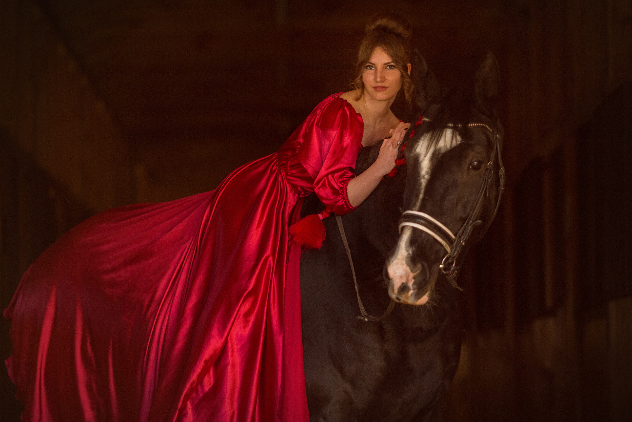 Фотосессия в платье и с цветами с лошадью