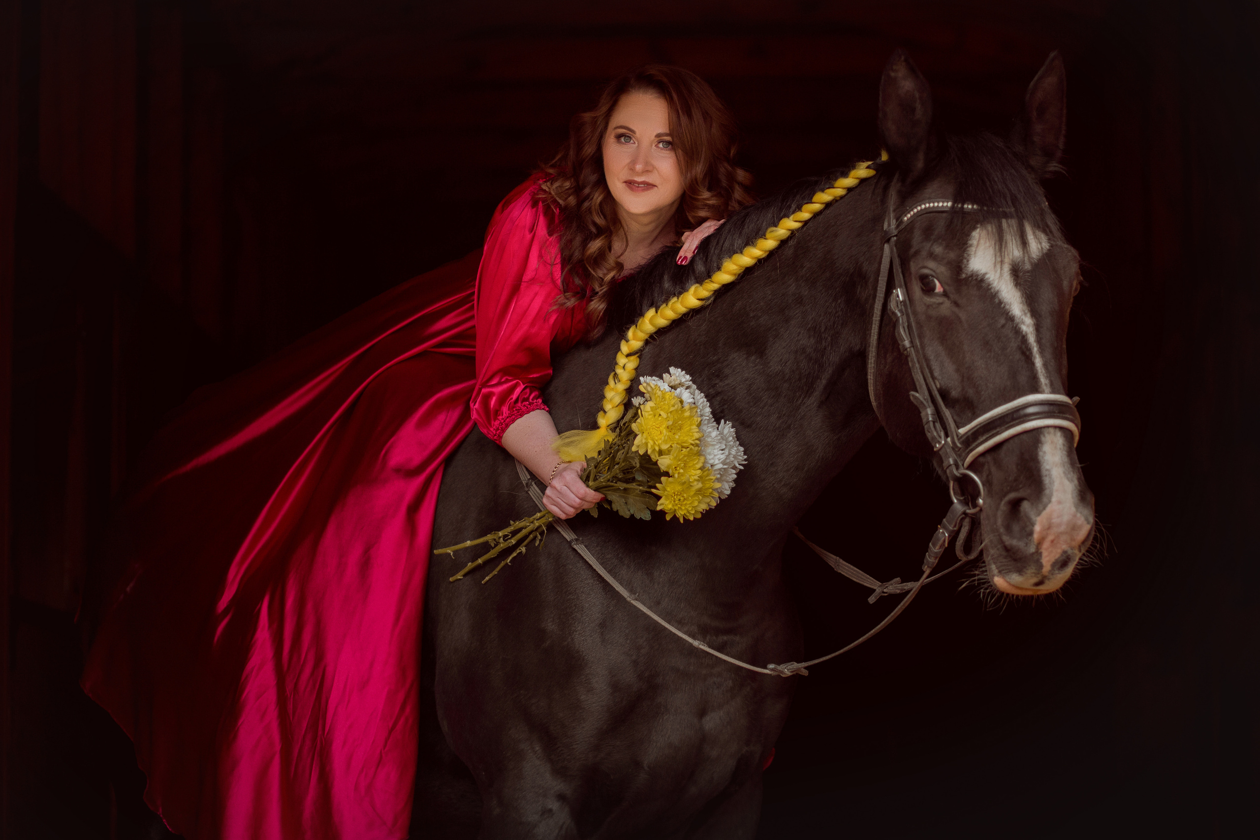Фотосессия в красном платье с лошадью