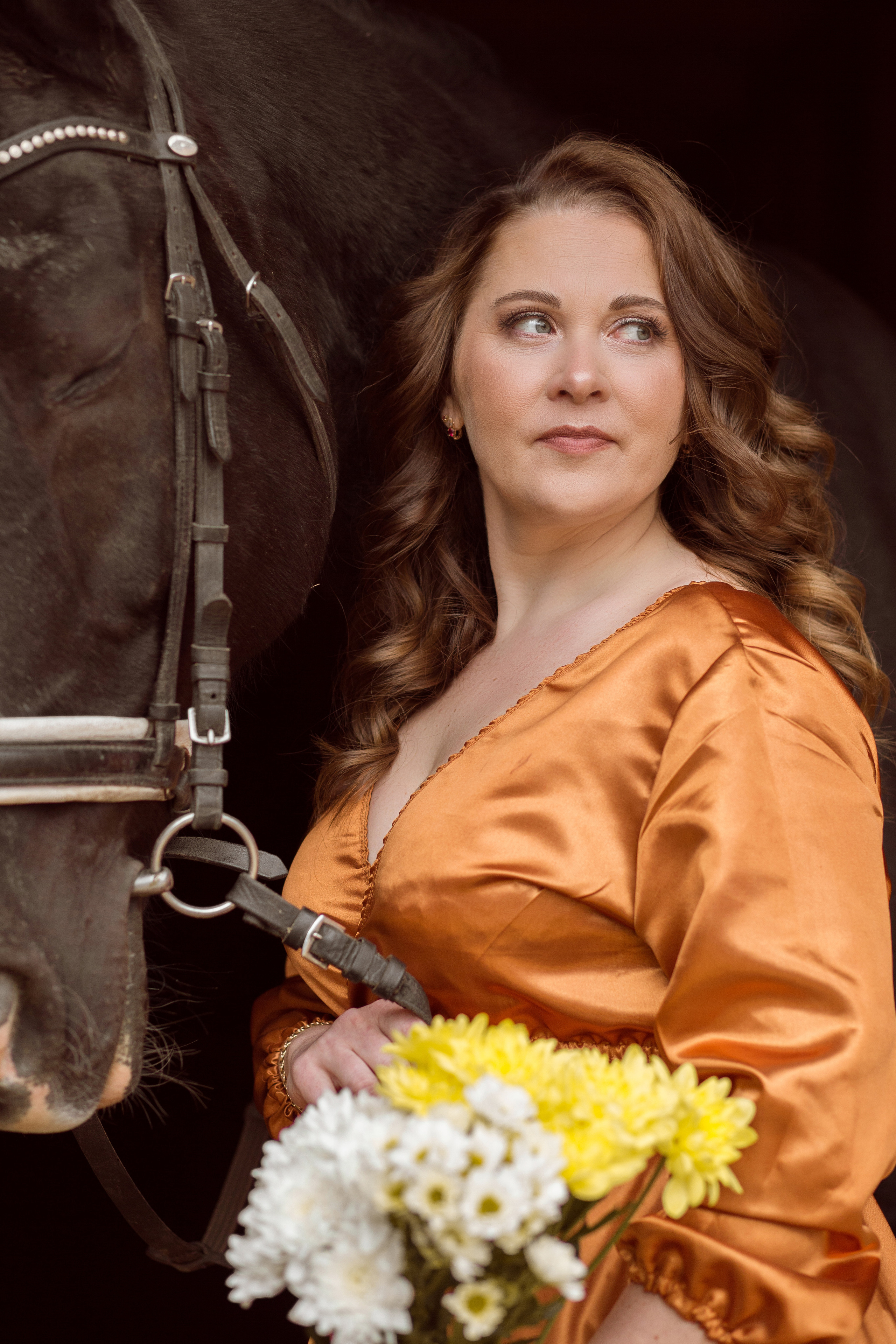 Фотосессия в красном платье с лошадью