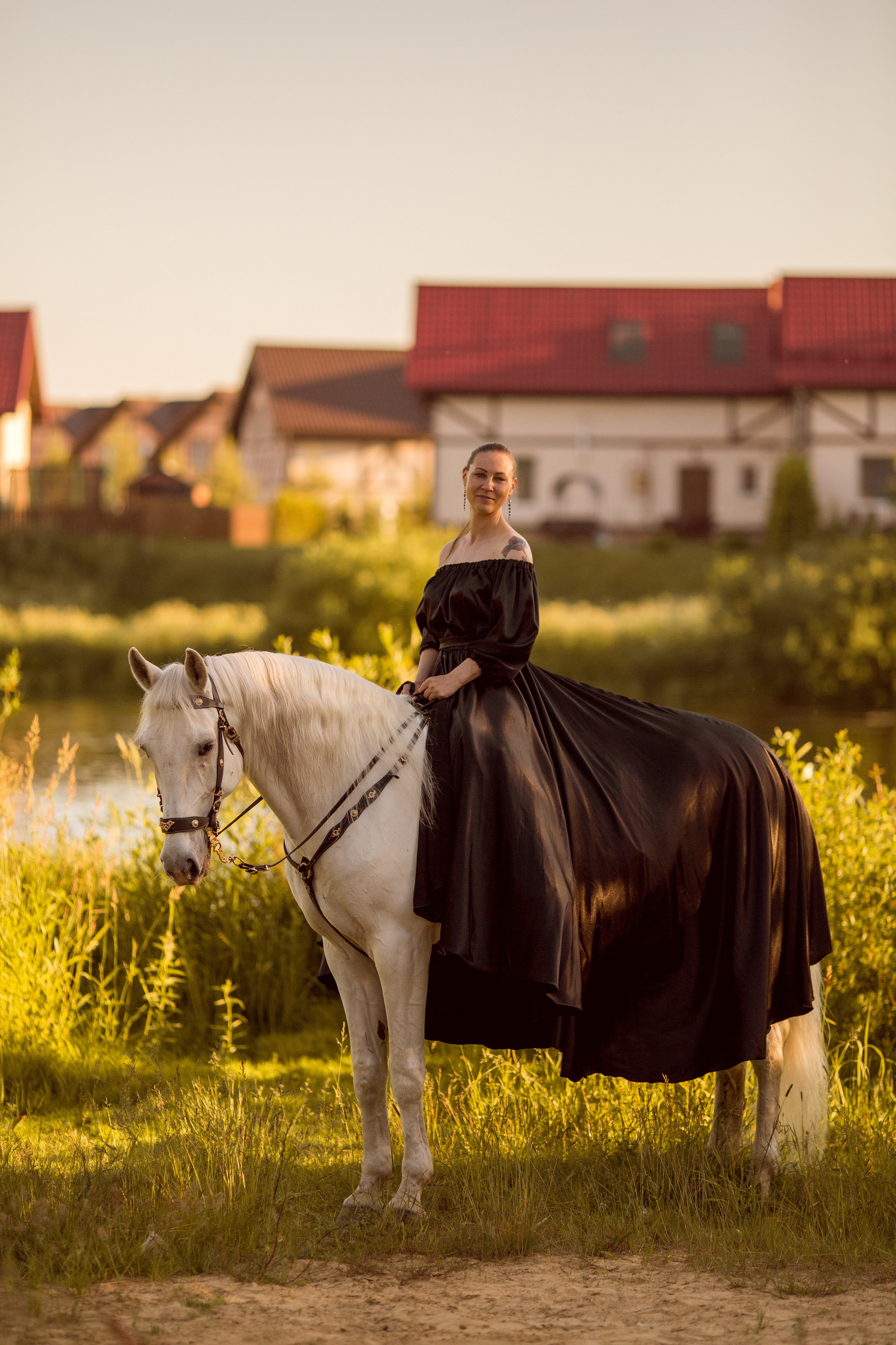 Фотосессия с серой лошадью у озера