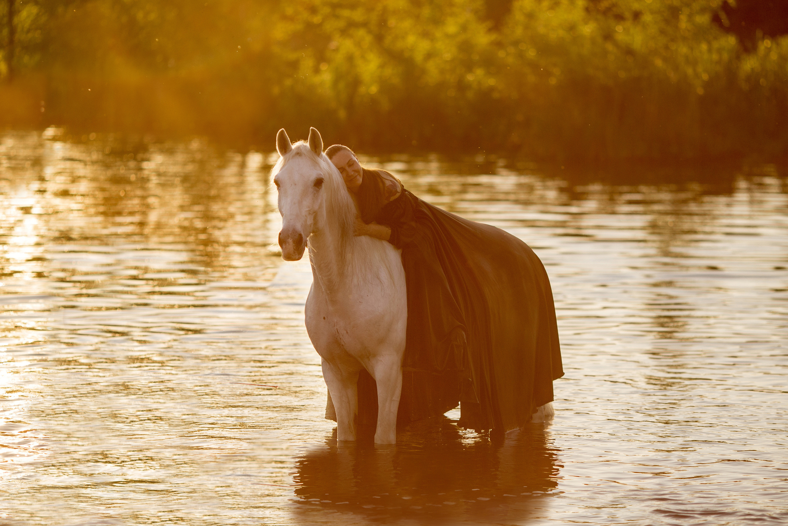 Фотосессия с серой лошадью у озера