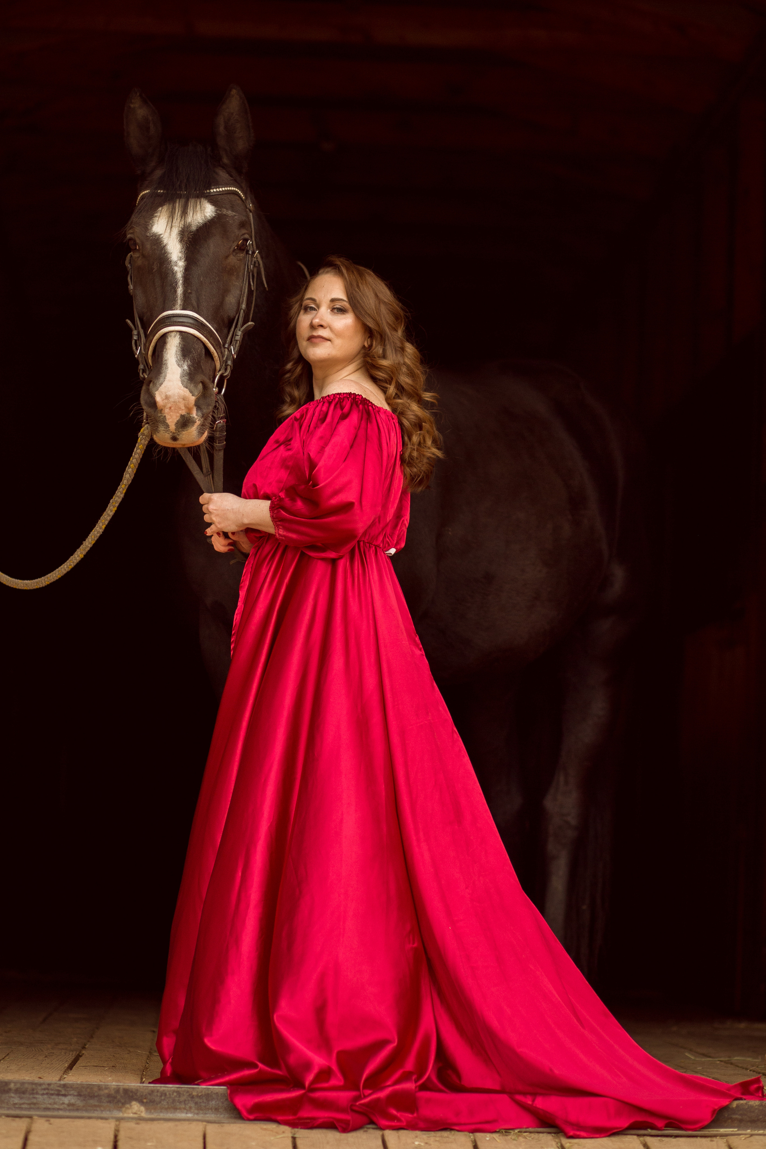Фотосессия в красном платье с лошадью