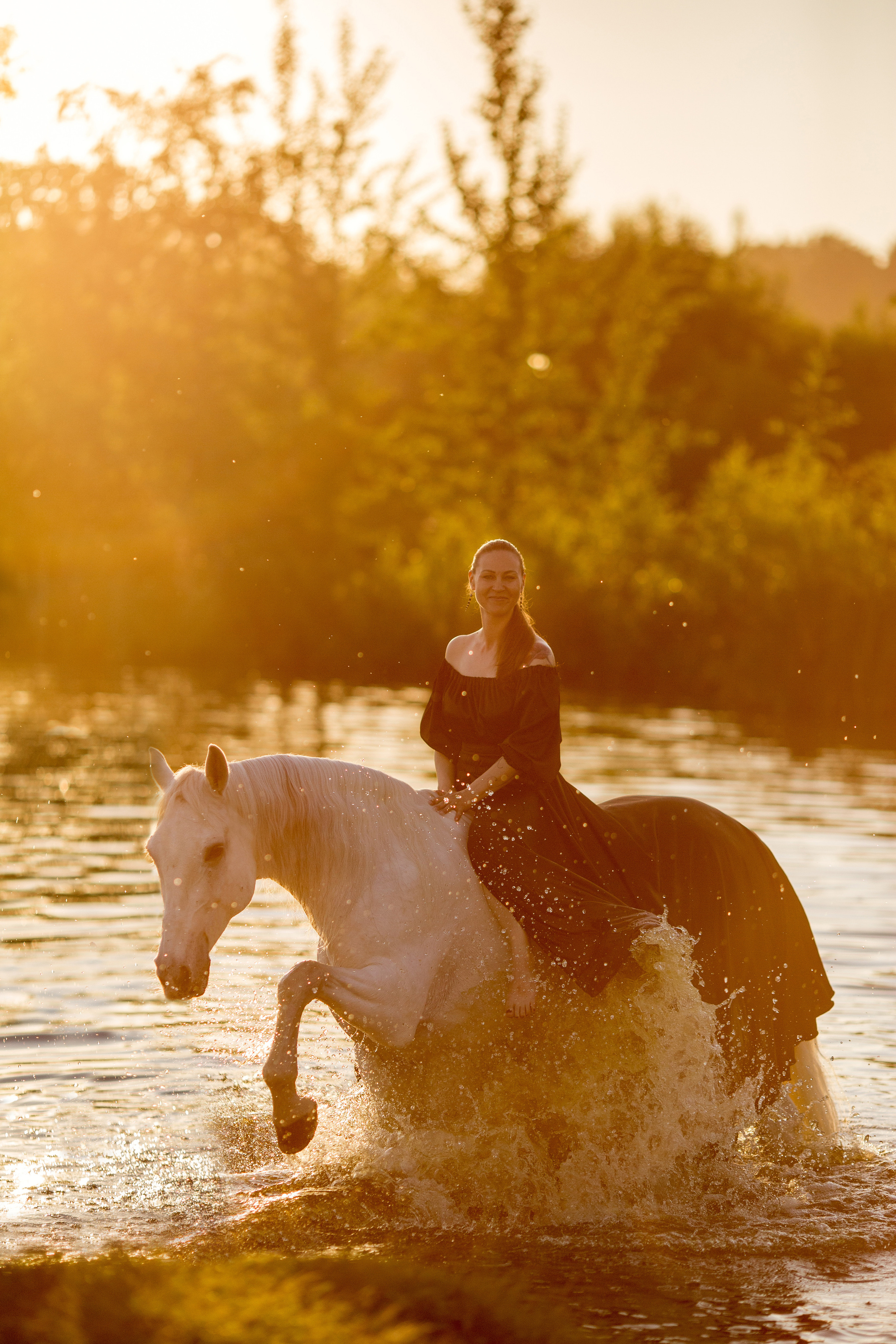Фотосессия с серой лошадью у озера
