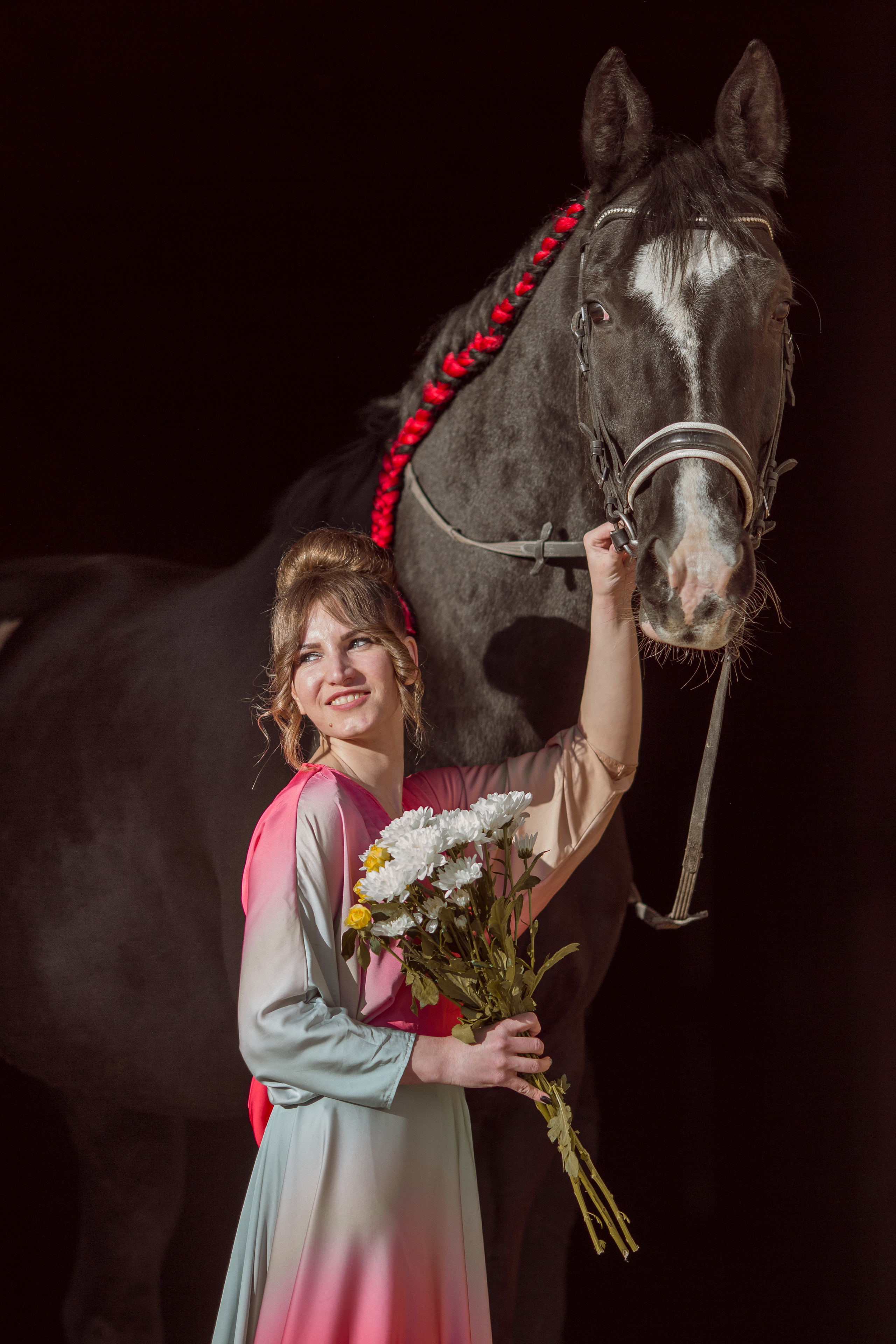 Фотосессия в платье и с цветами с лошадью