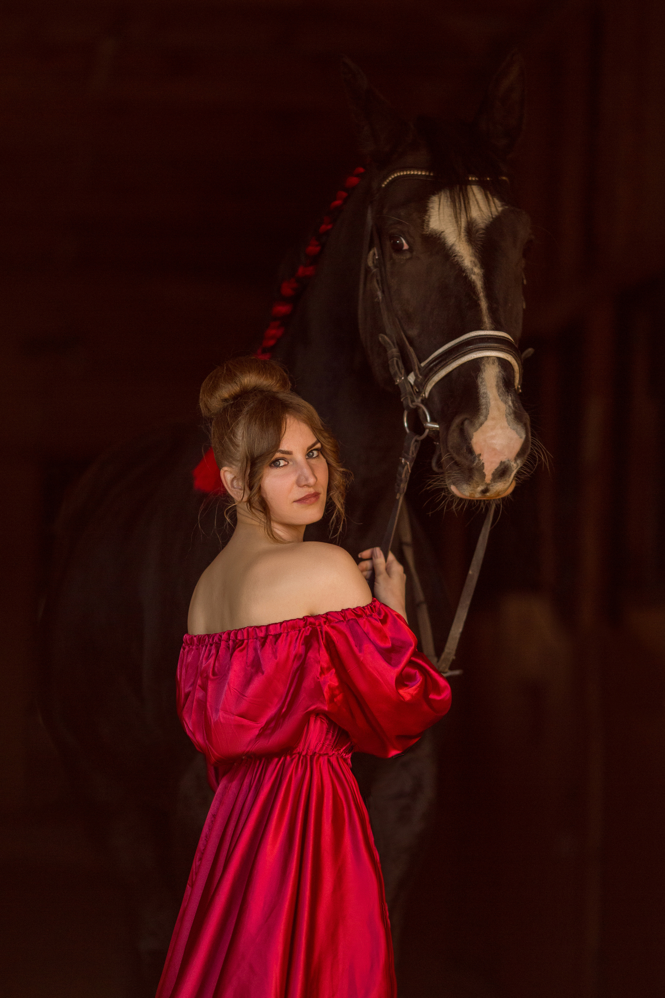 Фотосессия в платье и с цветами с лошадью
