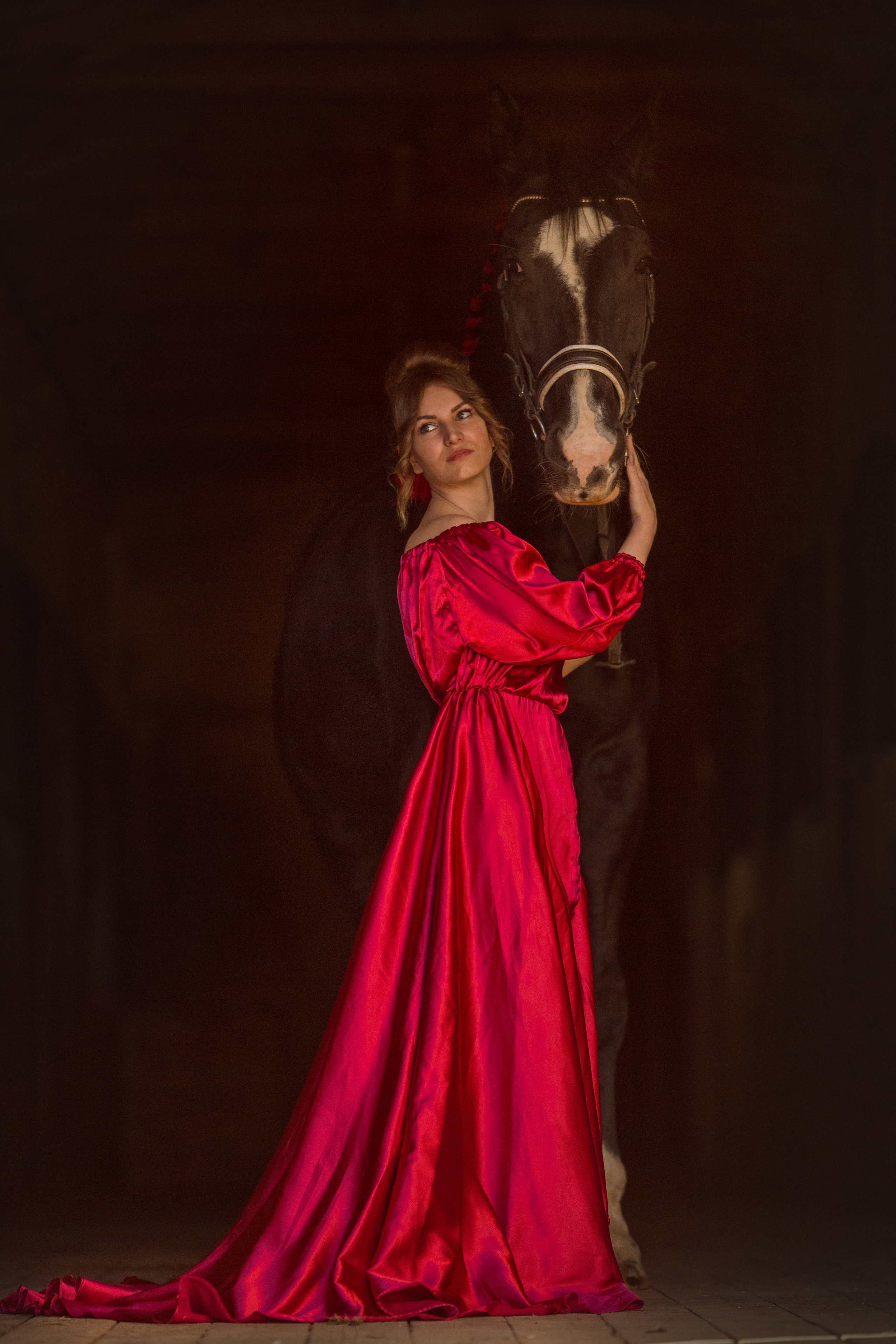 Фотосессия в платье и с цветами с лошадью