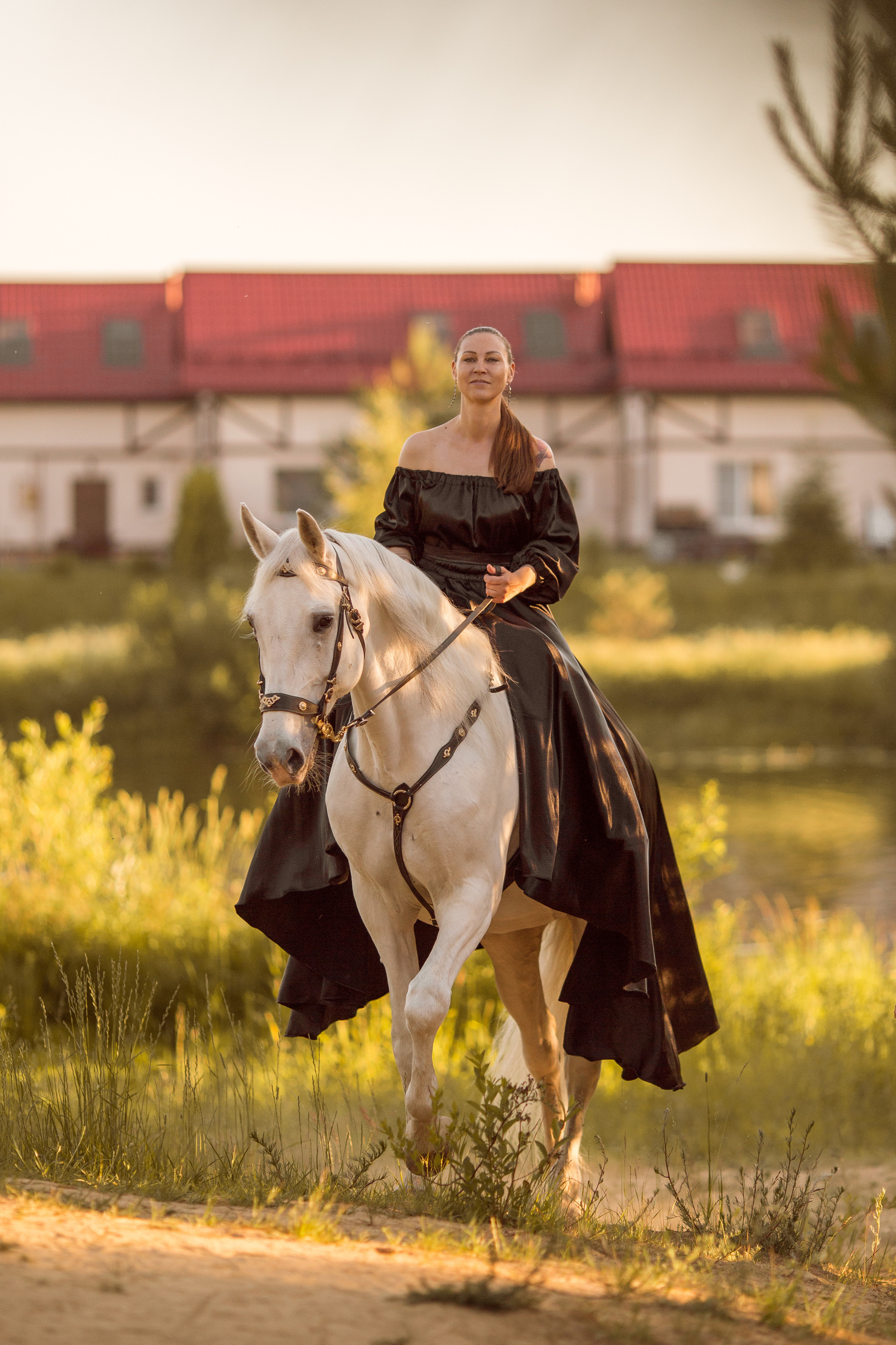 Фотосессия с серой лошадью у озера