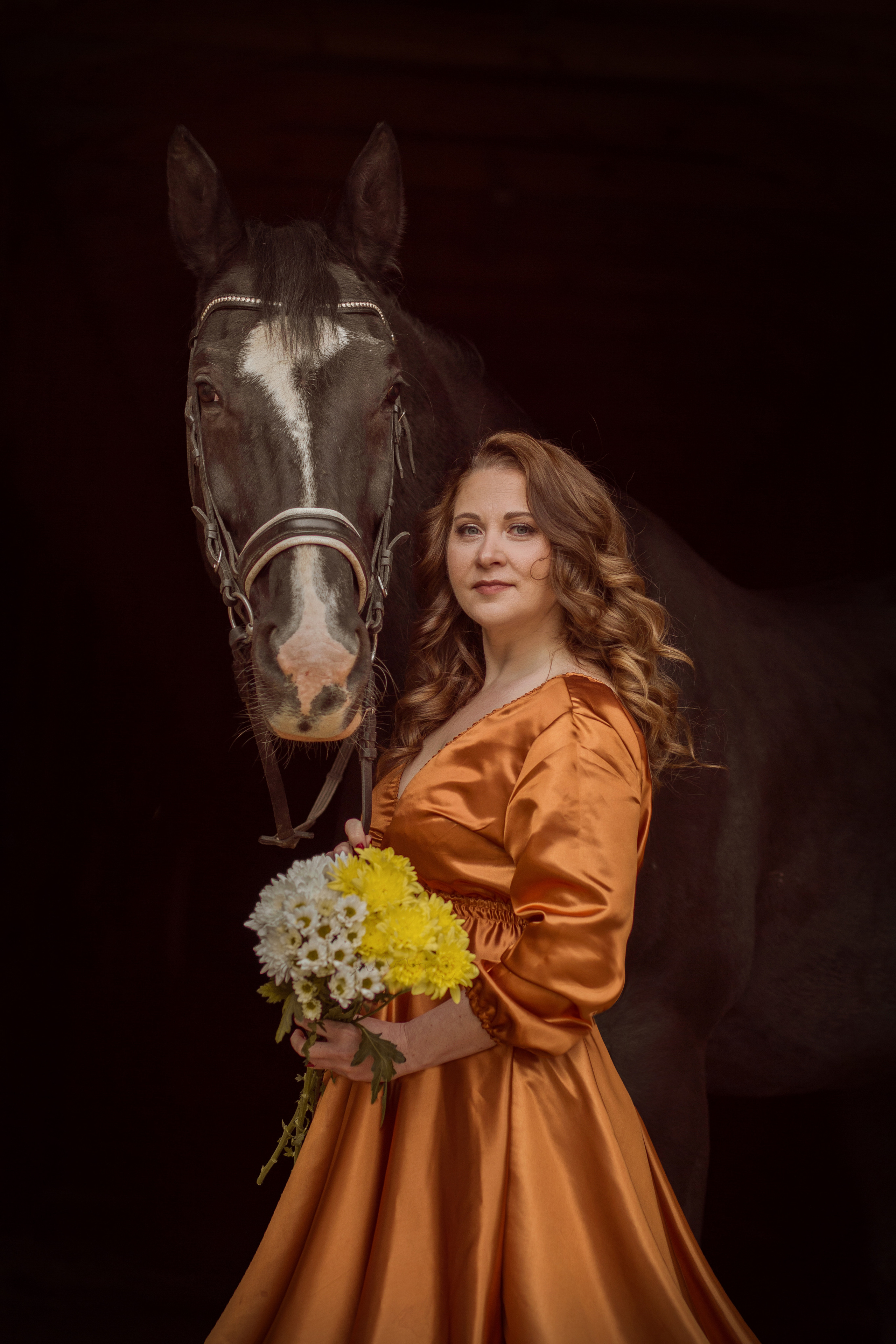 Фотосессия в красном платье с лошадью