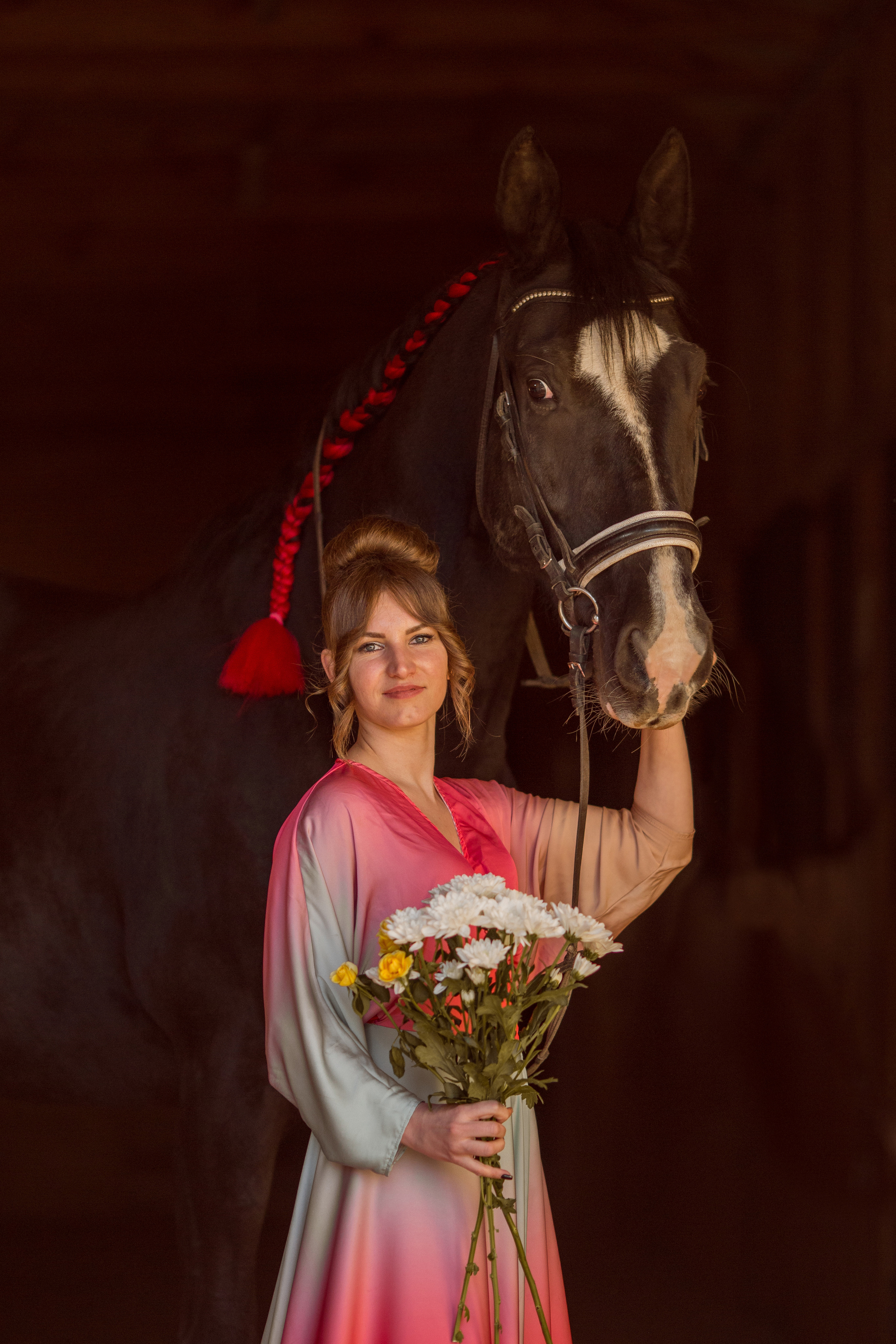 Фотосессия в платье и с цветами с лошадью