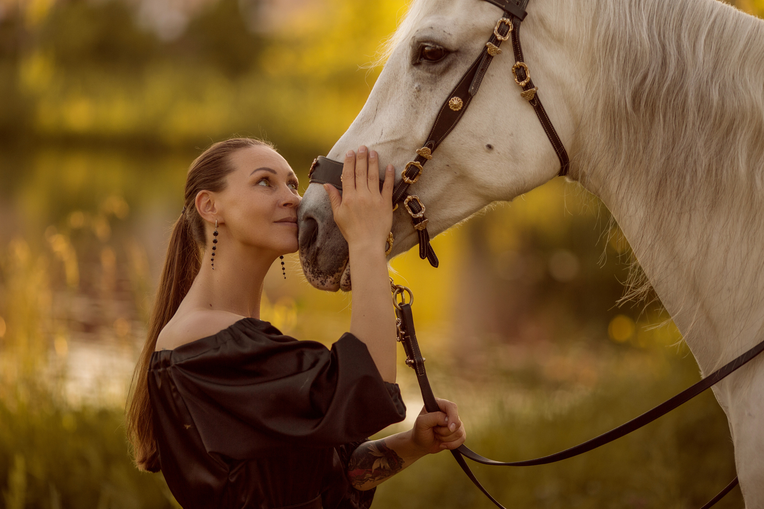 Фотосессия с серой лошадью у озера
