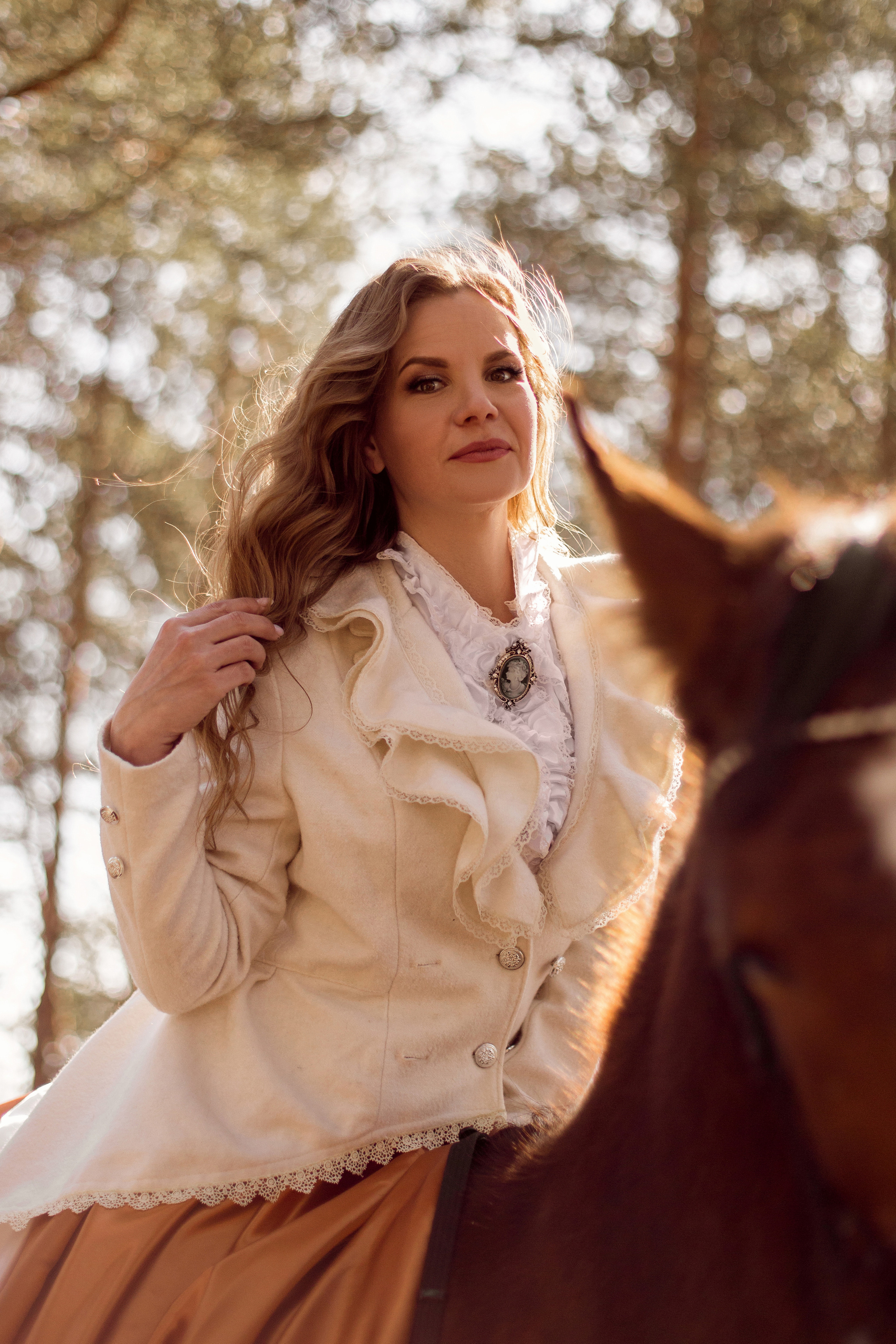 Фотосессия в сосновом бору с лошадью