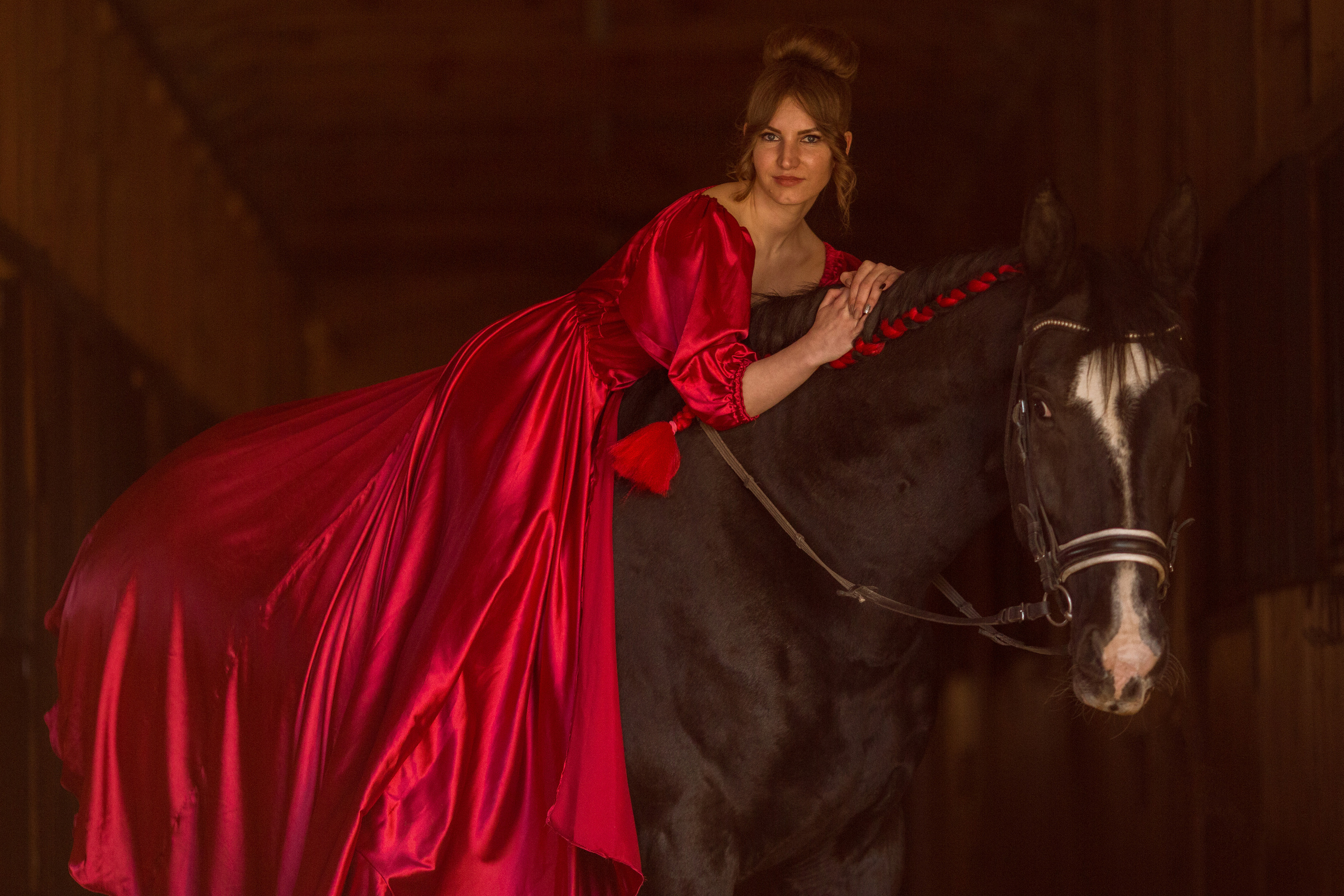 Фотосессия в платье и с цветами с лошадью