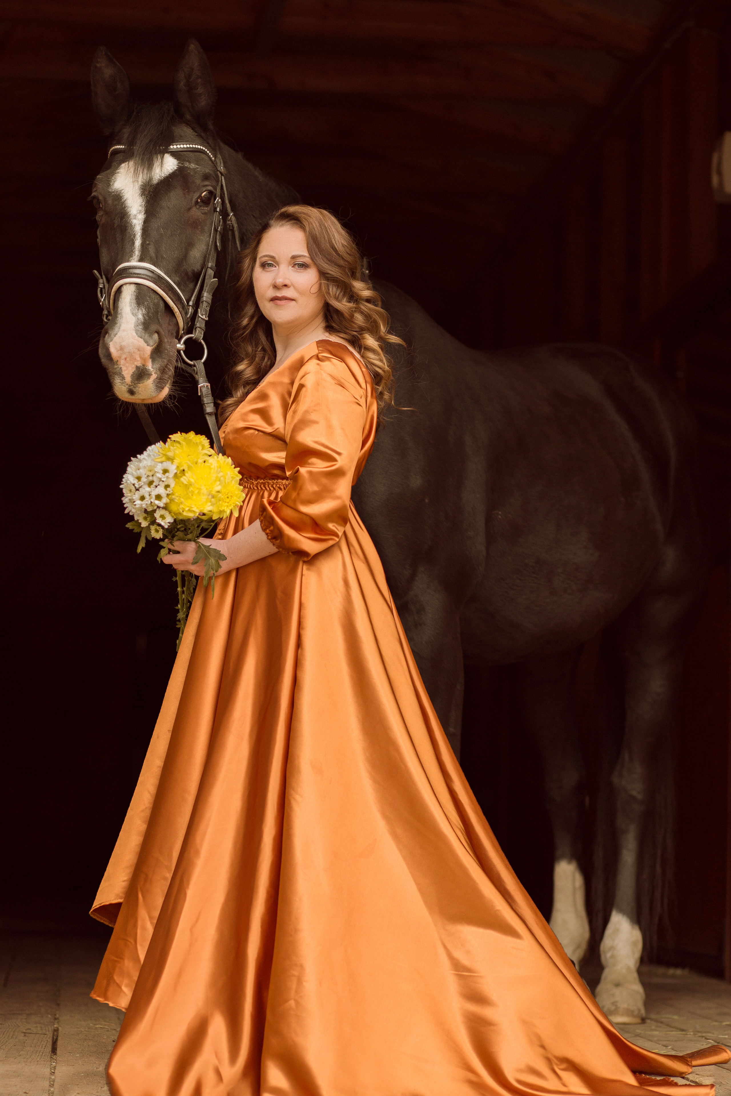 Фотосессия в красном платье с лошадью