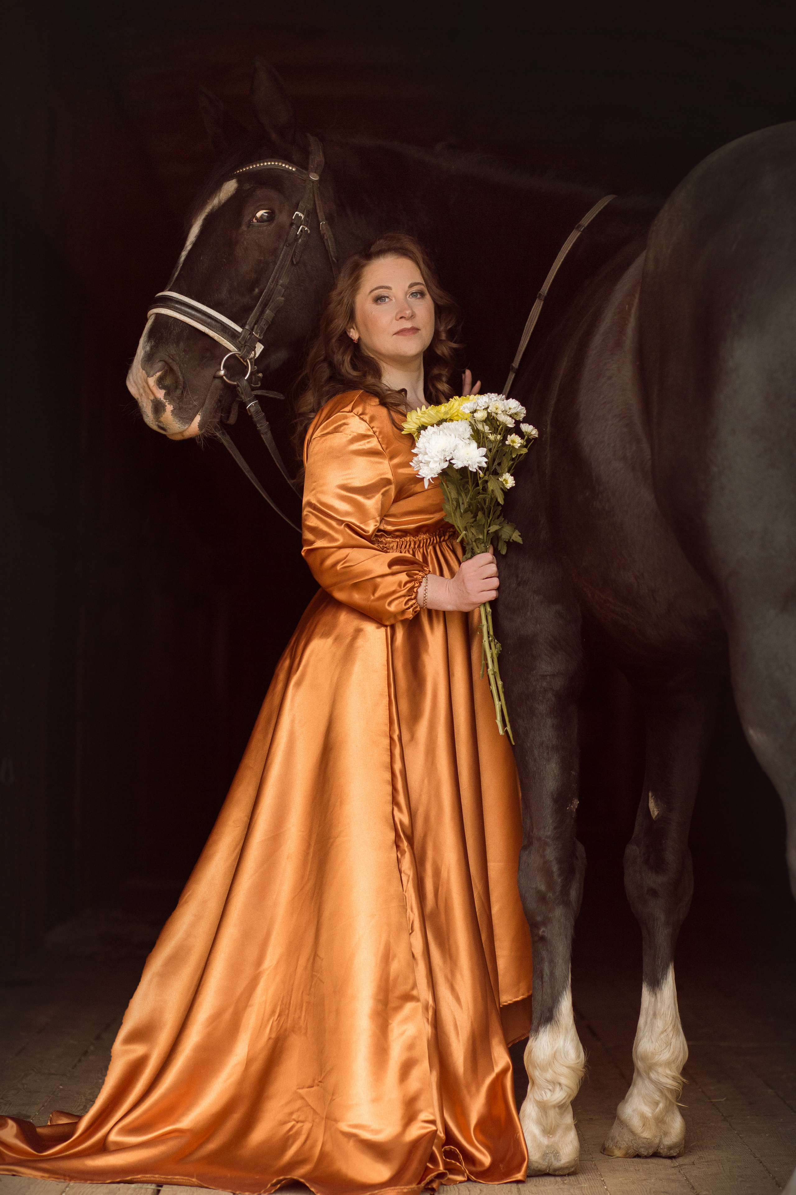 Фотосессия в красном платье с лошадью