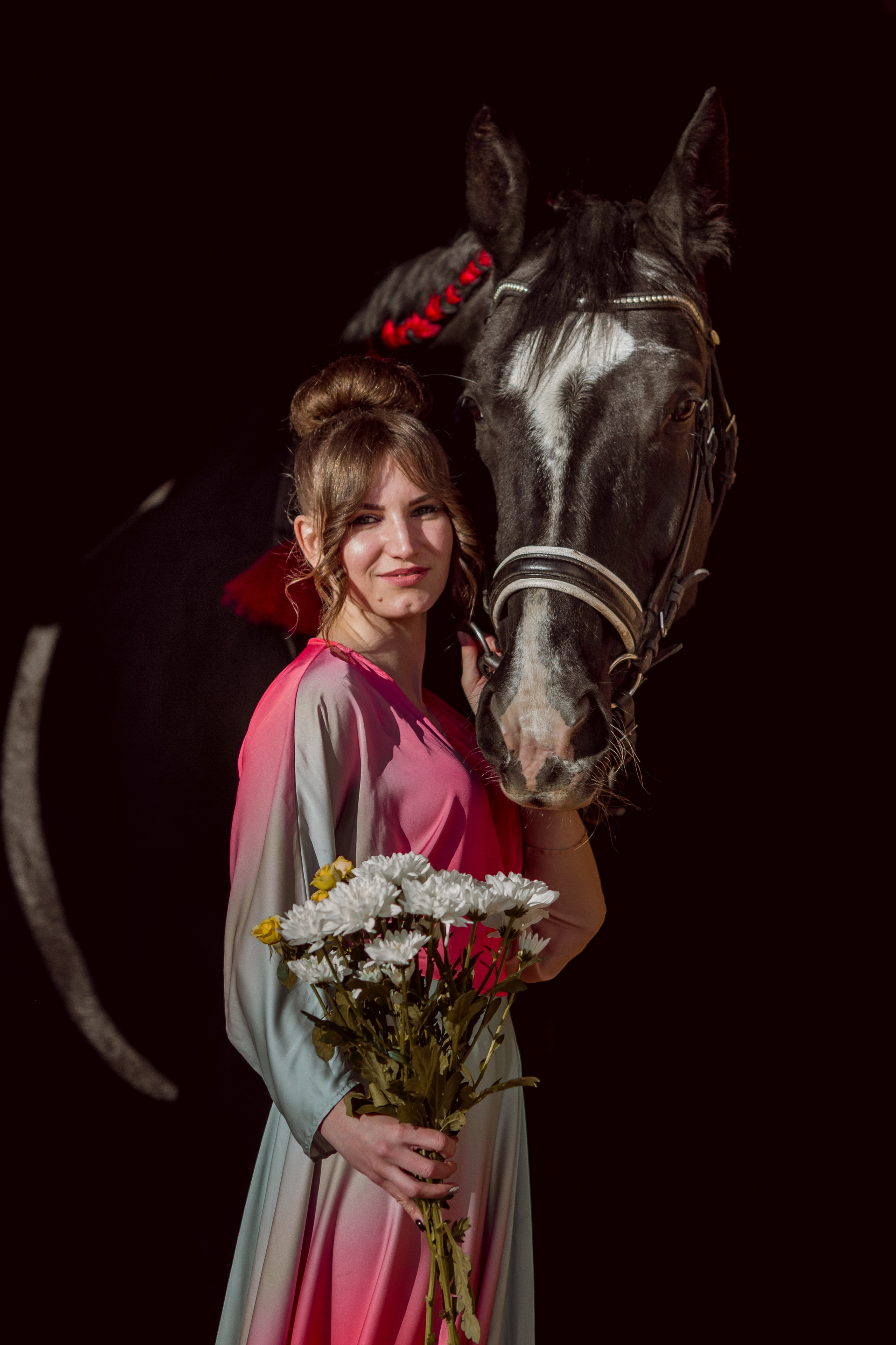 Фотосессия в платье и с цветами с лошадью