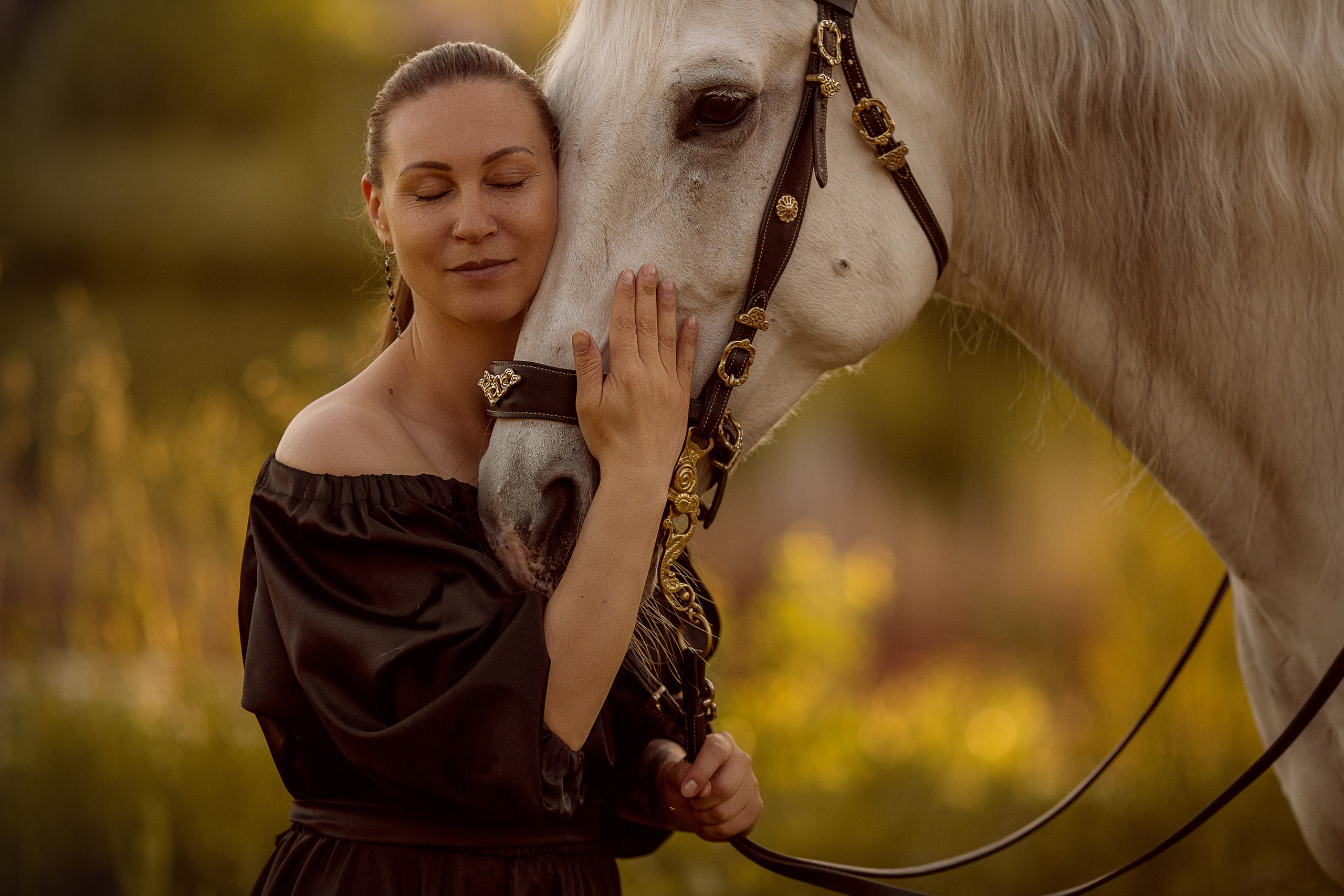 Фотосессия с серой лошадью у озера