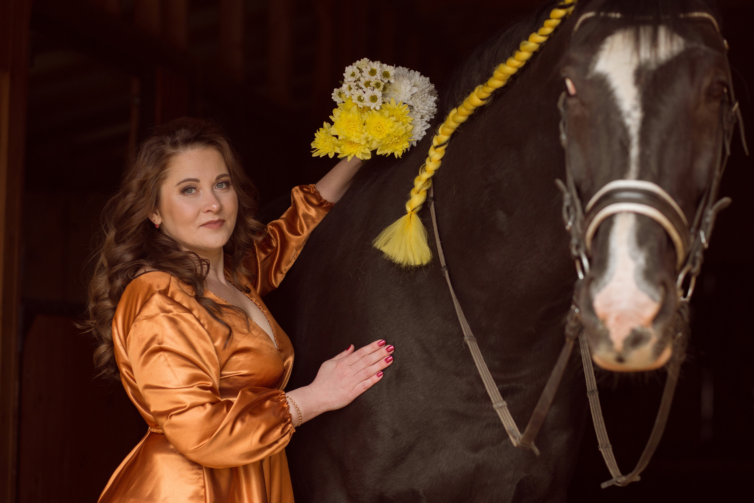 Фотосессия в красном платье с лошадью