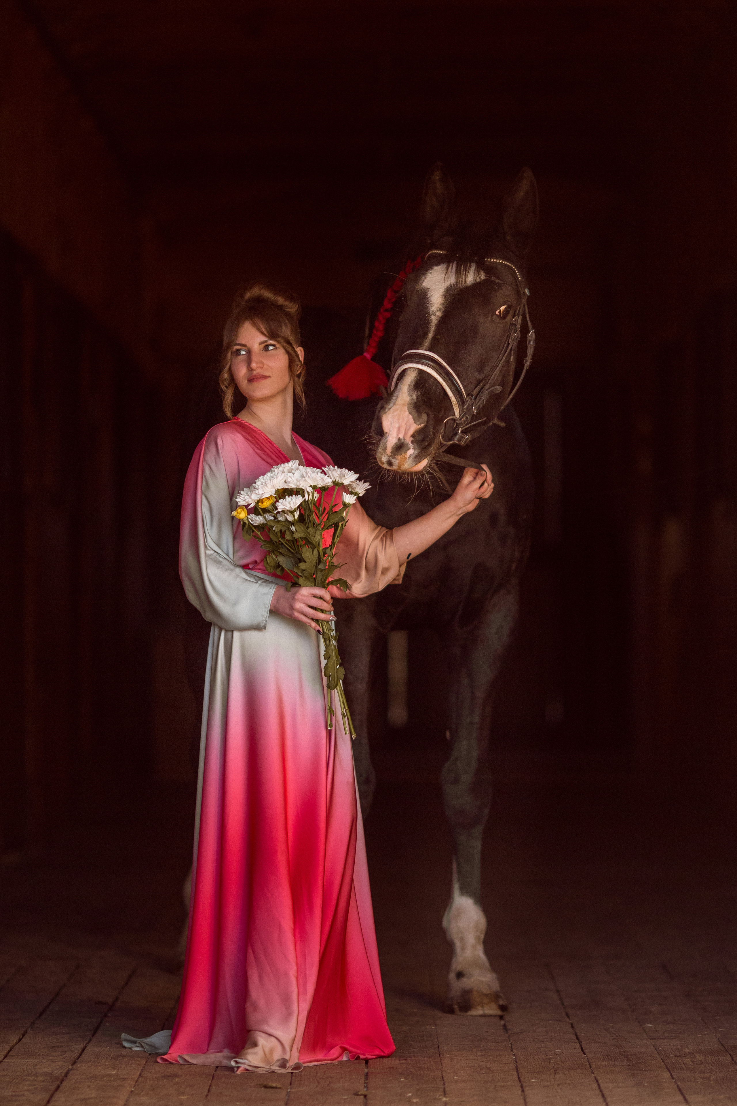 Фотосессия в платье и с цветами с лошадью