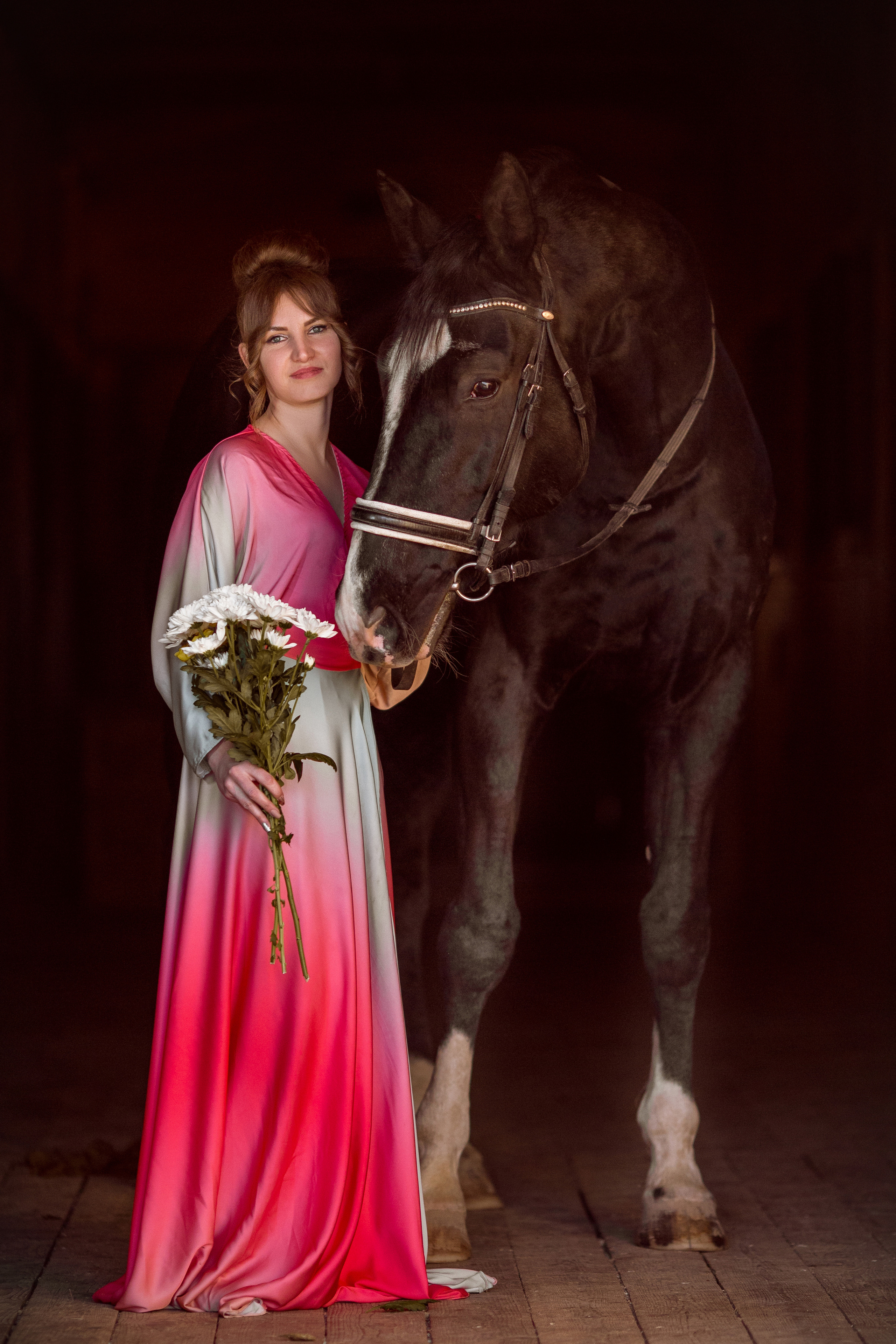 Фотосессия в платье и с цветами с лошадью