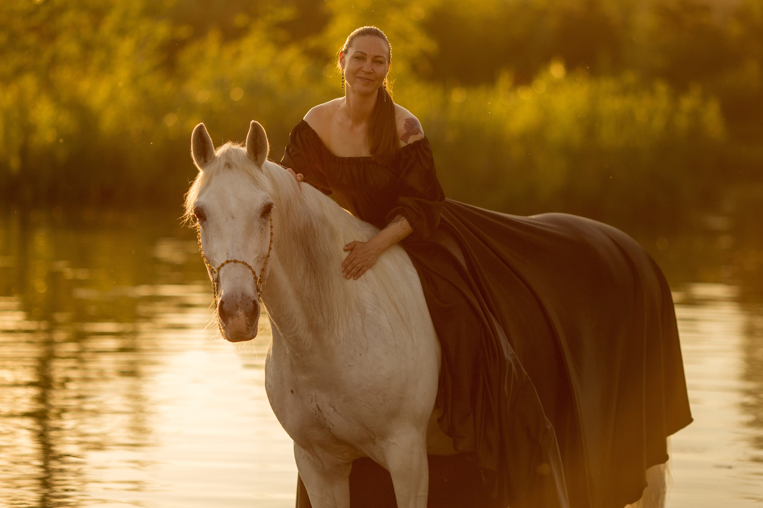 Фотосессия с серой лошадью у озера