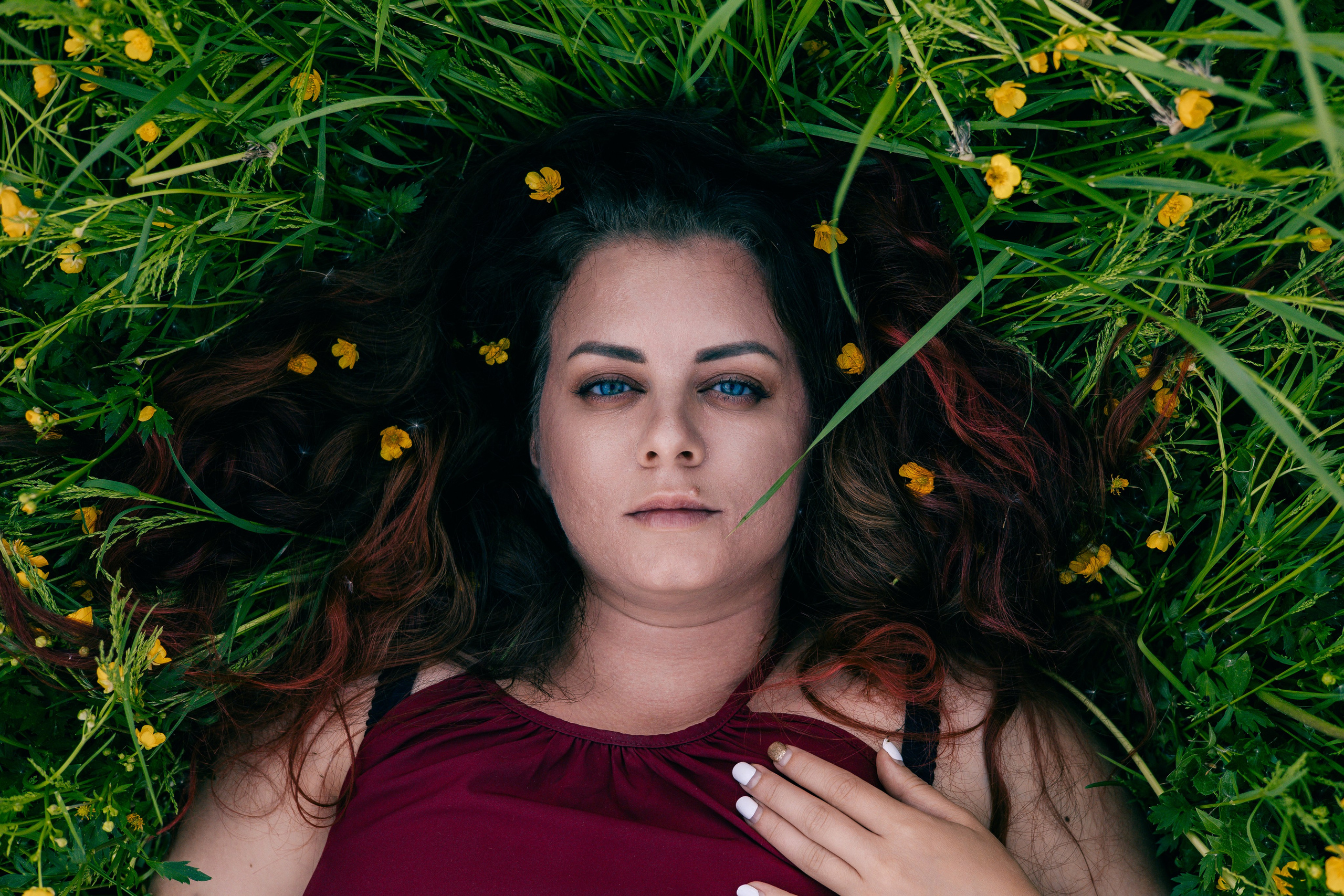 Аня в поле. Репортажный фотограф Алёна Кантемирова