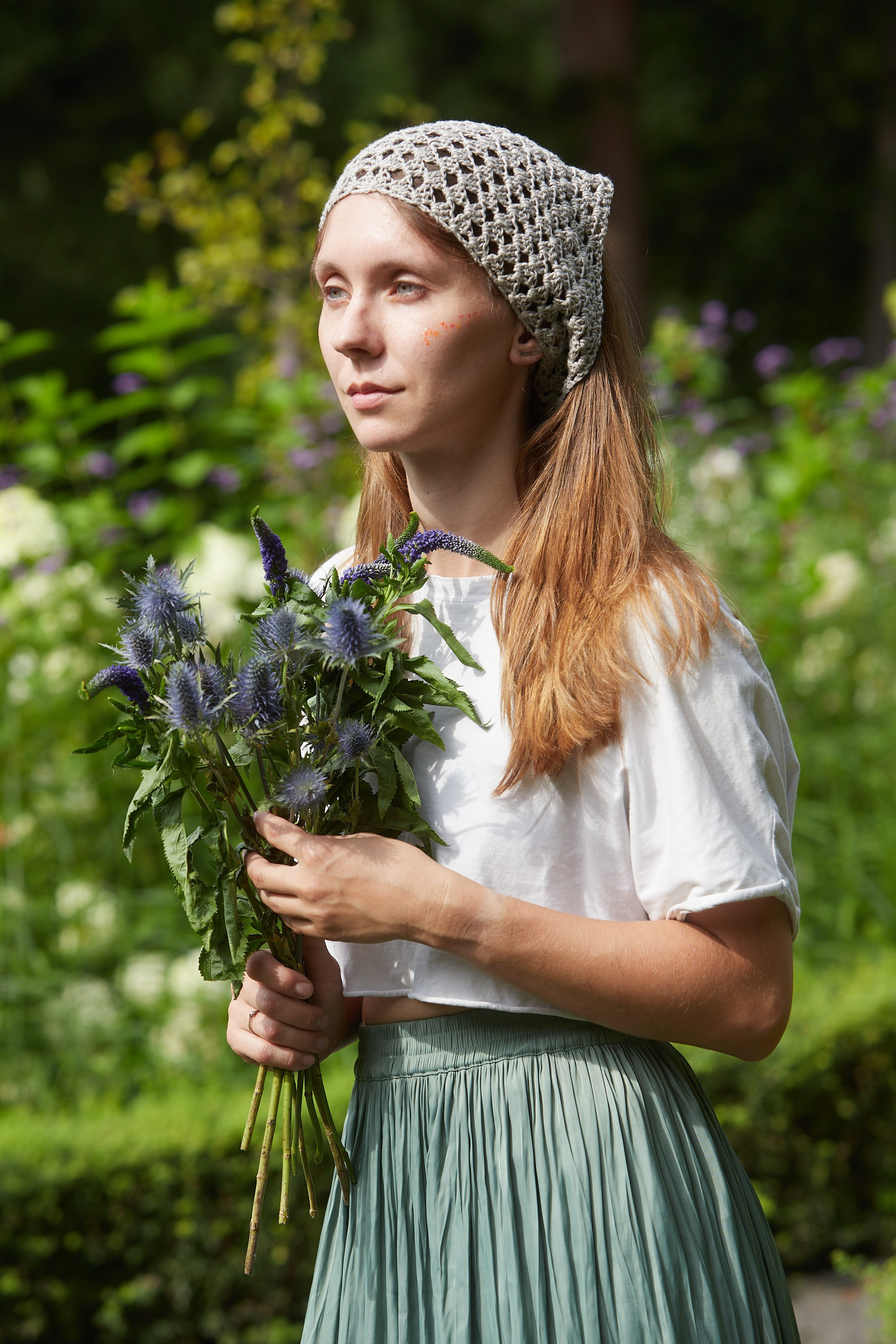 Вязаная оранжевая сумка через плечо — предметная съёмка.