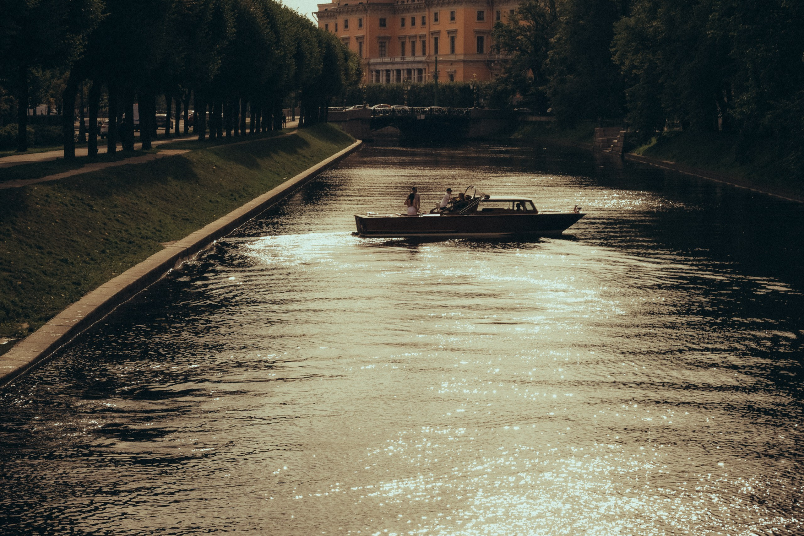 СВАДЕНБНАЯ СЬЕМКА НА КАТЕРЕ ПО КАНАЛАМ САНКТ-ПЕТЕРБУРГА И В АКВАТОРИИ НЕВЫ. Профессиональный фотограф, Санкт-Петербург — Виктория Богомолова