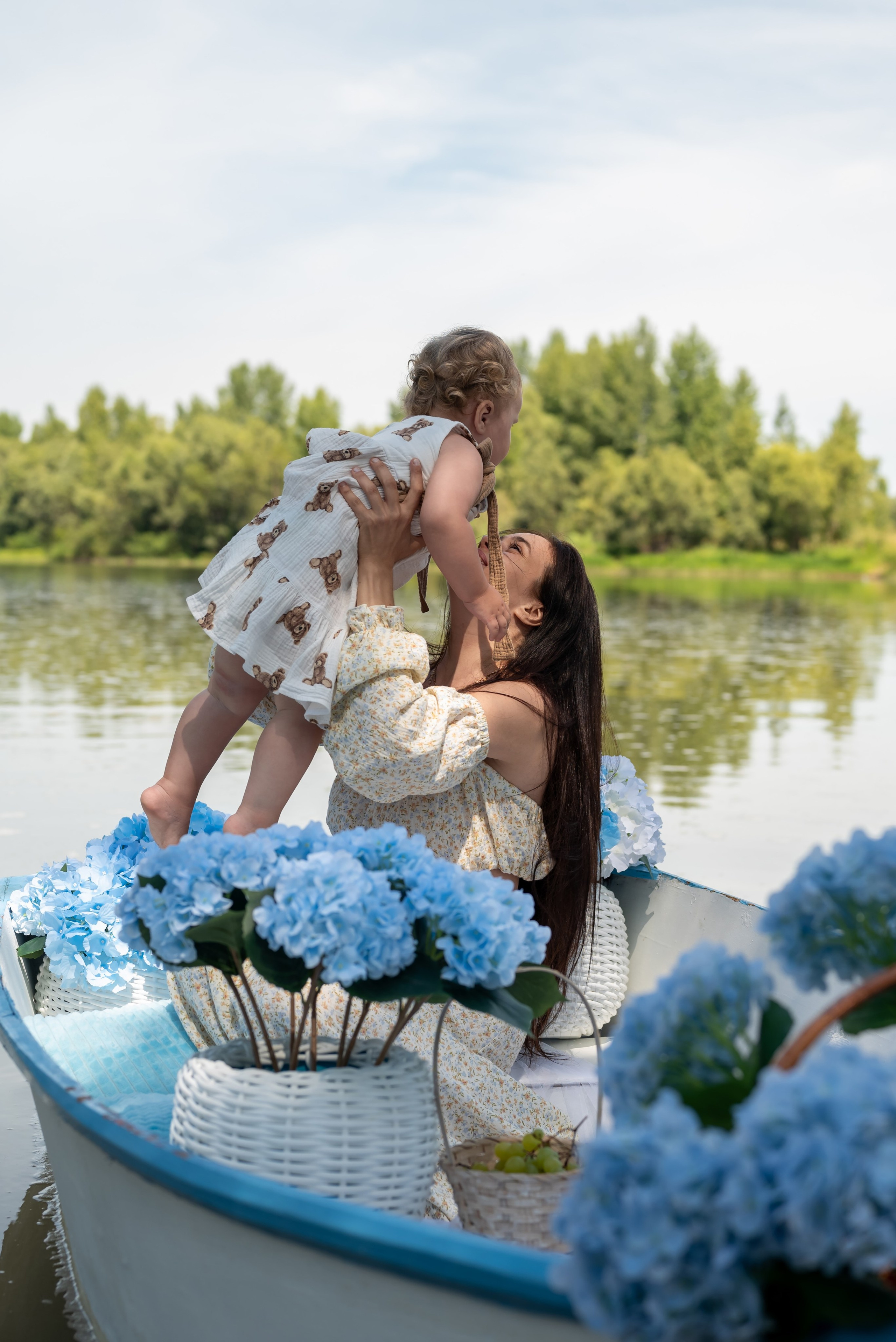 Фотопроект на лодке с голубыми гортензиями. Фотограф в городе Салават
